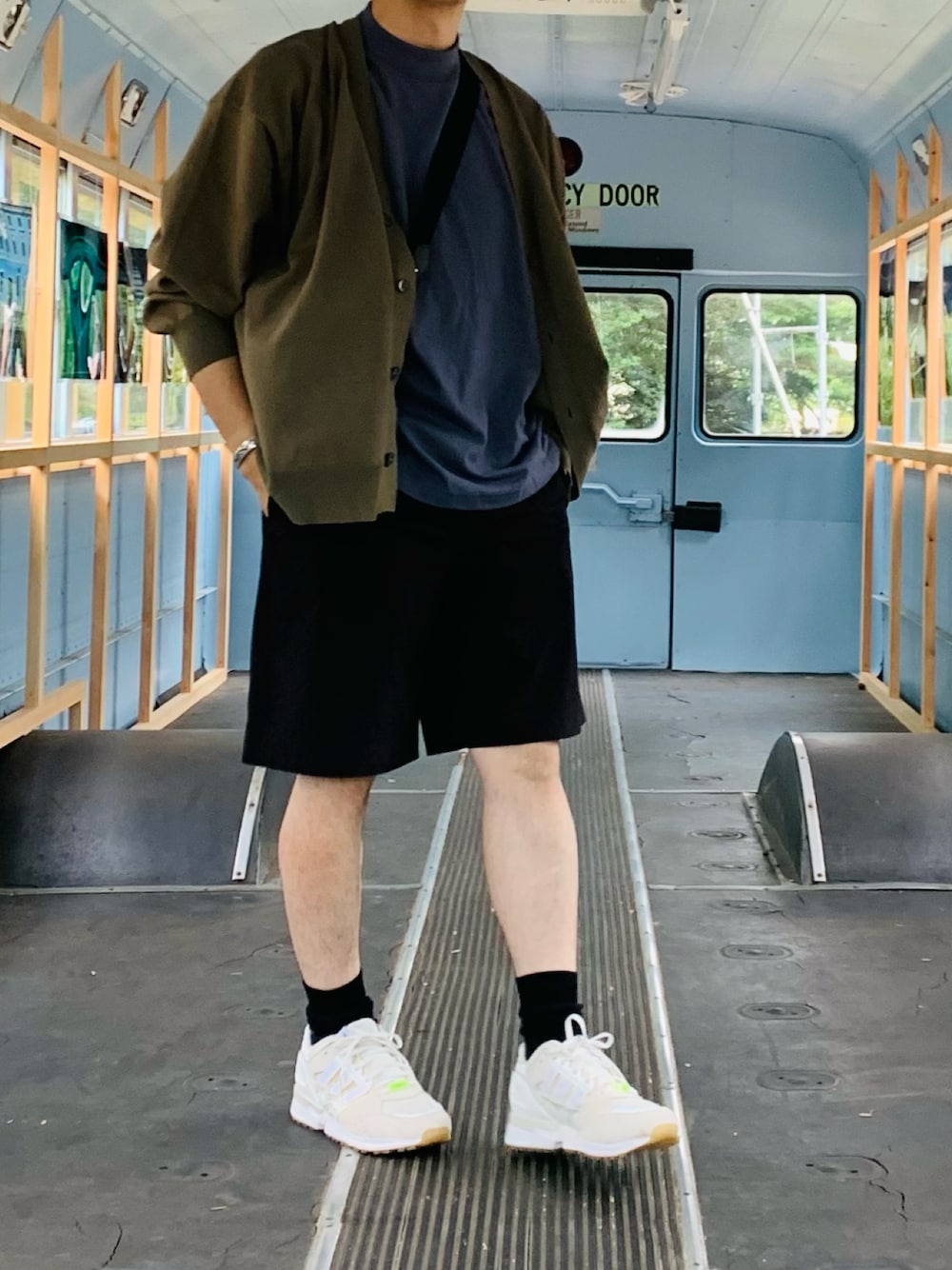 「シンプル、メンズコーデ、リラックススタイル、Ｔシャツ、ラフ、真夏のアクティブスタイル」｜「ADAM ET ROPE'のナイロンイージーショーツ（その他パンツ、ブラック系）」を使った、Yuuki Mizさん（メンズ・165cm）の夏コーディネートの1枚目の写真