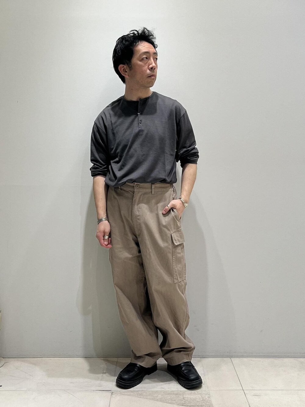 「ADAM ET ROPÉ、HOMME、骨格ストレート、イエベ、春コーデ、夏コーデ、春ファッション、夏ファッション、ビッグシルエット」｜「ADAM ET ROPE'のウール天竺 ヘンリーネック ロングスリーブ / ロングシーズン着用可能（Tシャツ/カットソー、グレー系）」を使った、Yuuki Mizさん（メンズ・165cm）の春コーディネートの1枚目の写真