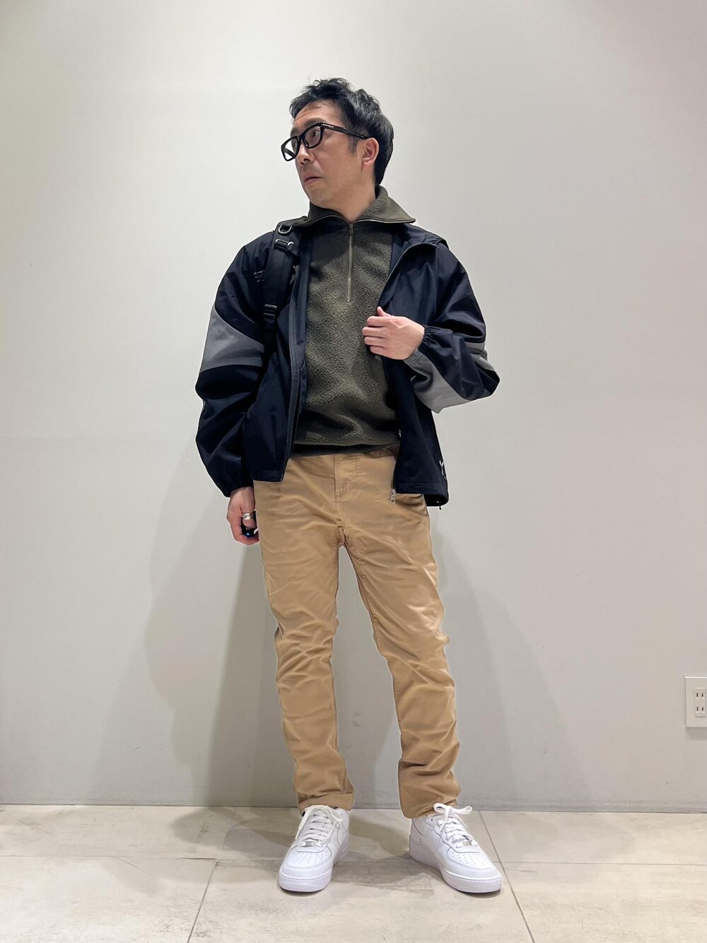 「ADAM ET ROPÉ、HOMME、UNISEX、骨格ストレート、イエベ、カジュアル、大人カジュアル、春コーデ、秋コーデ、春ファッション、秋ファッション、パーカー、ジャケット、メガネ」｜「GramicciのWEB限定【GRAMICCI】22AW別注 NN PANTS/GARMENT DYE TIGHT FIT（その他パンツ、ベージュ系）」を使った、Yuuki Mizさん（メンズ・165cm）の冬コーディネートの1枚目の写真