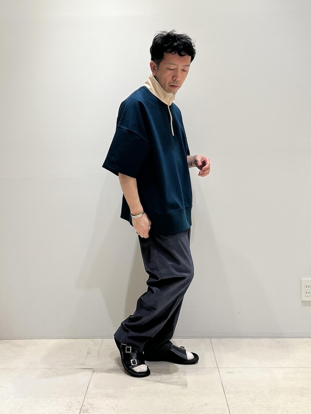 「ハーフジップ、ADAM ET ROPÉ、HOMME、UNISEX、骨格ストレート、イエベ、きれいめカジュアル、カジュアル、夏コーデ、夏ファッション、体型カバー、オーバーサイズ、ビッグシルエット、サンダル、ハイネック」｜「ADAM ET ROPE'の【cesse./セス】コンフォート ダブルモンク ストラップ カバード レザーサンダル / UNISEX（サンダル、ブラック系）」を使った、Yuuki Mizさん（メンズ・165cm）の春コーディネートの1枚目の写真