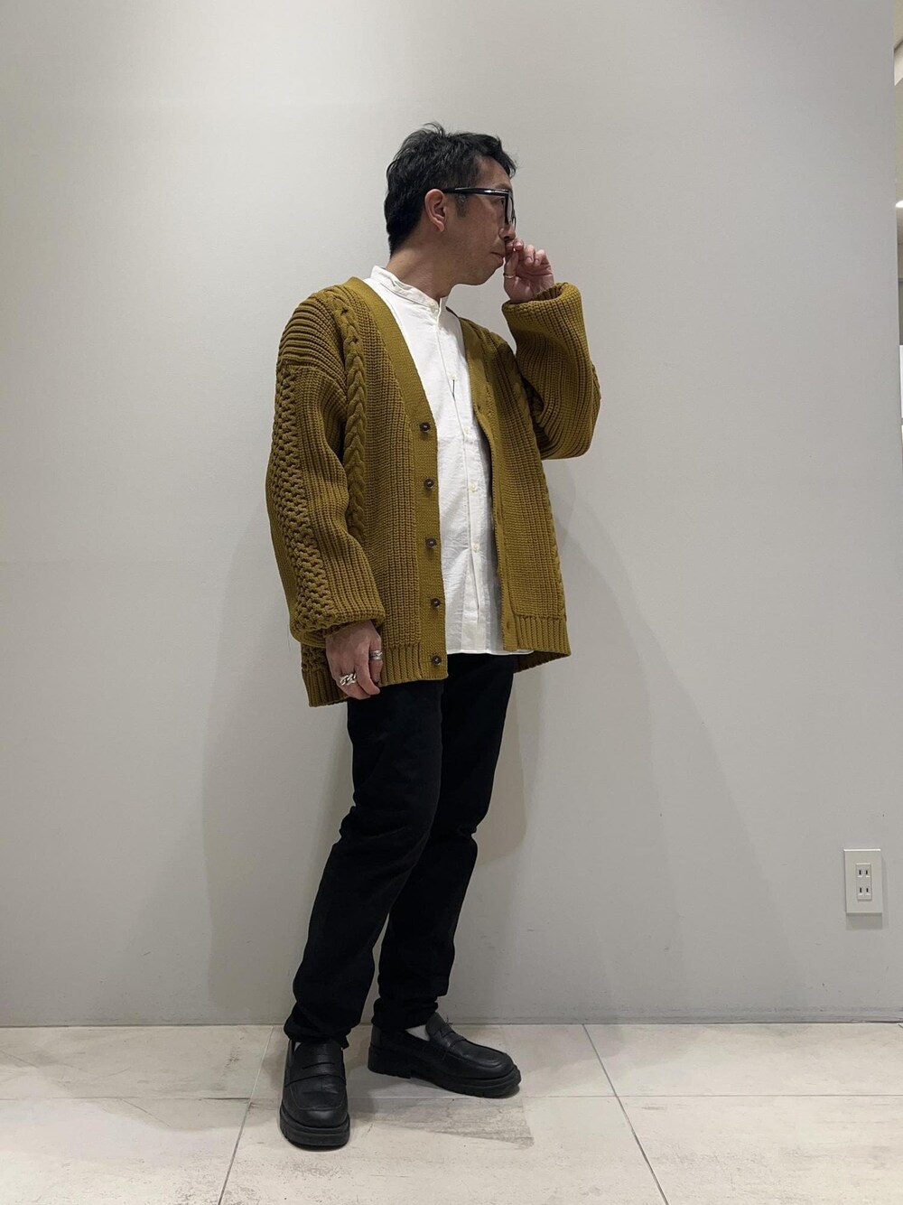 「ADAM ET ROPÉ、HOMME、UNISEX、骨格ストレート、イエベ、カジュアル、大人カジュアル、春コーデ、秋コーデ、春ファッション、秋ファッション、ニット、カーディガン」｜「ADAM ET ROPE'のボリューム ケーブル オーバーサイズ カーディガン / 超軽量 / ユニセックス（カーディガン/ボレロ、イエロー系）」を使った、Yuuki Mizさん（メンズ・165cm）の春コーディネートの1枚目の写真