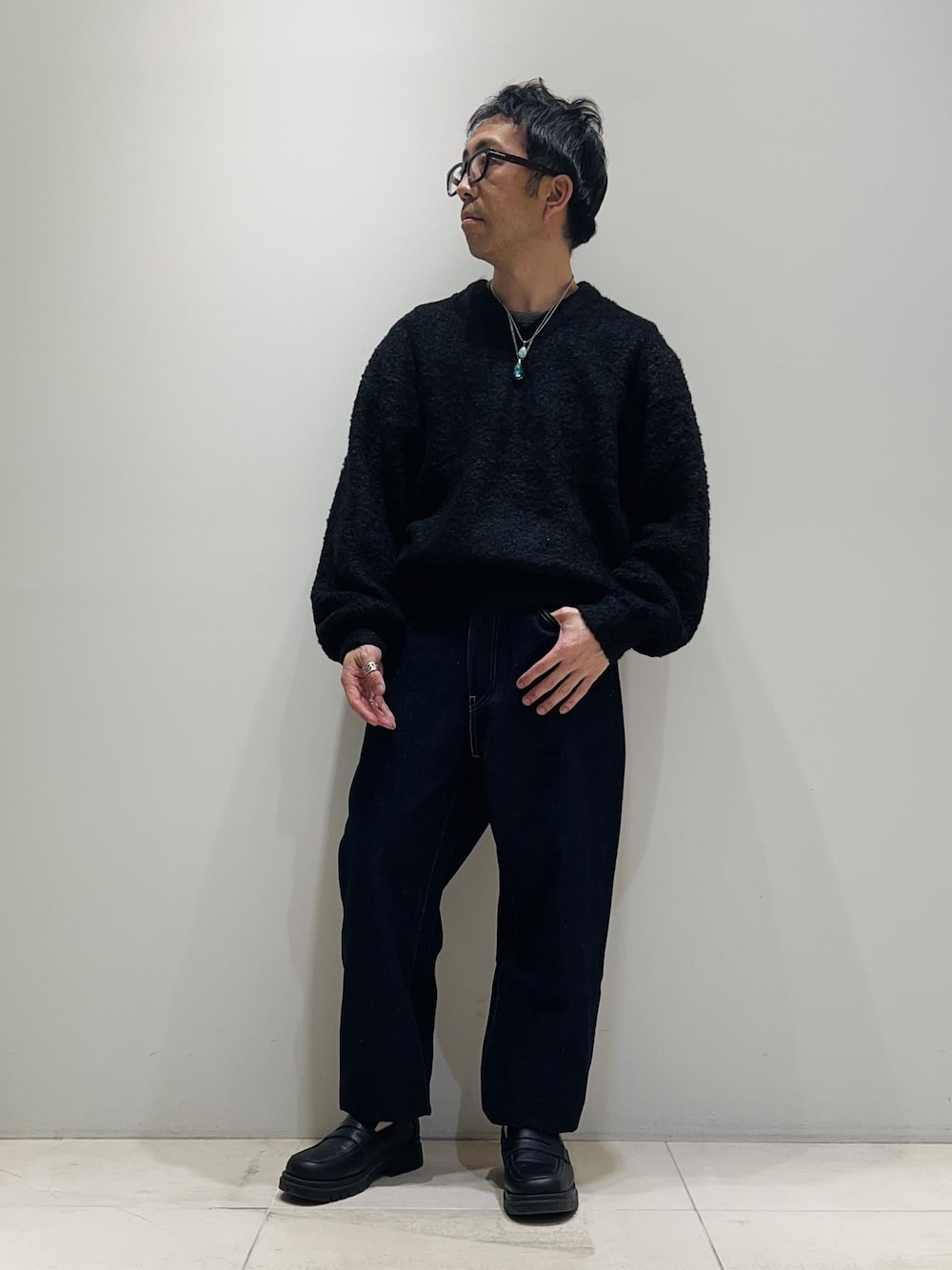 「クリスマス、クリスマスデート、SNaPMeAward23w、ADAM ET ROPÉ、HOMME、UNISEX、骨格ストレート、イエベ、きれいめカジュアル、カジュアル、大人カジュアル、秋、冬、秋コーデ、冬コーデ」｜「ADAM ET ROPE'の【CESSE】スクラップレザーボリュームソールローファー/リサイクルレザー/ユニセックス（ローファー、ブラック系）」を使った、Yuuki Mizさん（メンズ・165cm）の冬コーディネートの1枚目の写真