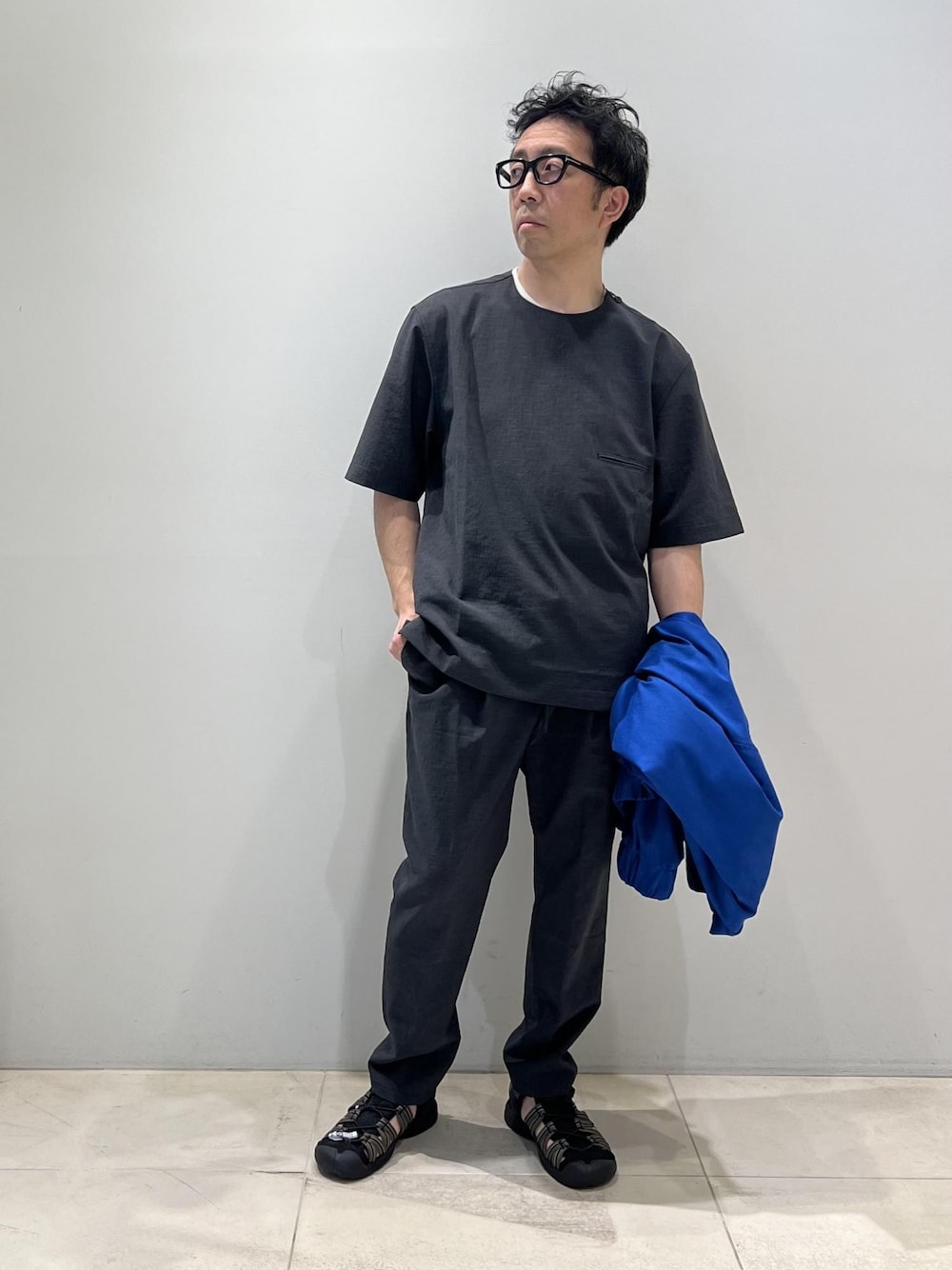 「ADAM ET ROPÉ、HOMME、UNISEX、サステナブル、骨格ストレート、イエベ、きれいめカジュアル、大人カジュアル、セットアップ、セットアイテム、春コーデ、夏コーデ、春ファッション、夏ファッション、接触冷感」｜「ADAM ET ROPE'の《今だけのSPECIAL PRICE!!》【洗えるセットアップ】RIRANCHA Tシャツ & イージーパンツ /吸水速乾 / 接触冷感 / ユニセックス（セットアップ、グリーン系）」を使った、Yuuki Mizさん（メンズ・165cm）の春コーディネートの1枚目の写真