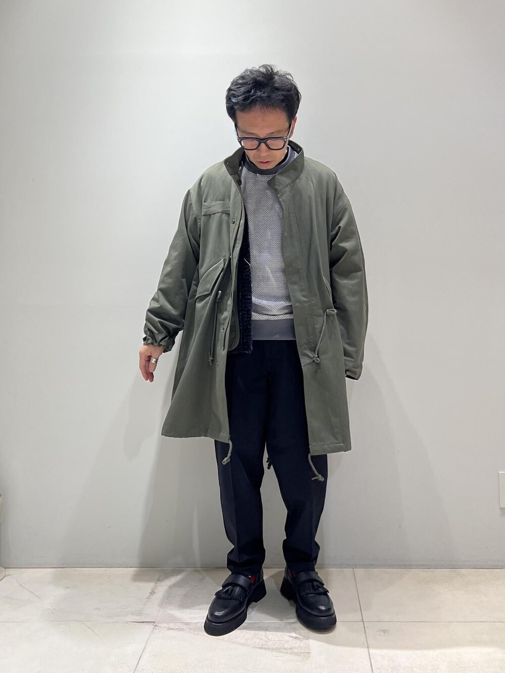 「ADAM ET ROPÉ、HOMME、UNISEX、骨格ストレート、イエベ、カジュアル、大人カジュアル、ミリタリー、秋コーデ、秋ファッション、アースカラー、コート、パンツ」｜「ADAM ET ROPE'の《新色追加・2点セット》M-65 ビッグシルエット モッズコート / コート＆中綿ライナーセット / ライナー取り外し可能 / ユニセックス（モッズコート、グリーン系）」を使った、Yuuki Mizさん（メンズ・165cm）の秋コーディネートの1枚目の写真
