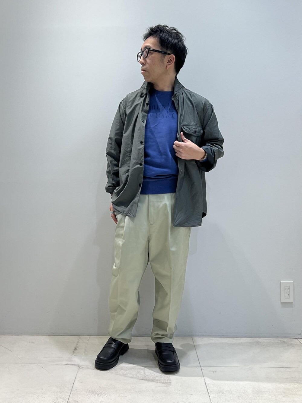 「ADAM ET ROPÉ、HOMME、UNISEX、骨格ストレート、イエベ、きれいめカジュアル、カジュアル、大人カジュアル、秋コーデ、冬コーデ、秋ファッション、冬ファッション、23AW秋の新作、シャツ」｜「Saturdays NYCのBowery Miller Standard Crew（スウェット、ブルー系）」を使った、Yuuki Mizさん（メンズ・165cm）の秋コーディネートの1枚目の写真