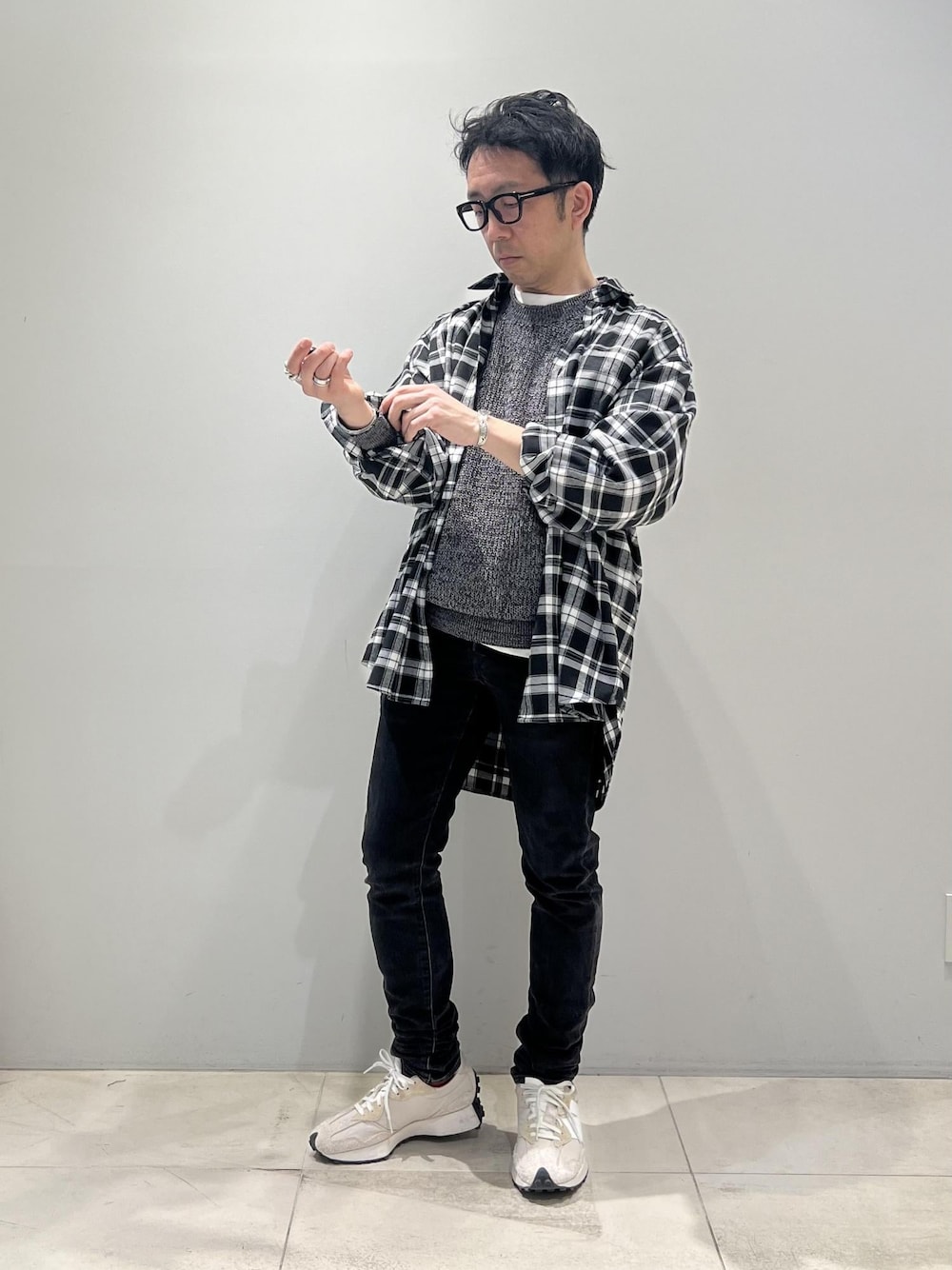 「ADAM ET ROPÉ、HOMME、UNISEX、骨格ストレート、イエベ、春コーデ、夏コーデ、春ファッション、夏ファッション、オーバーサイズ、ビッグシルエット、ニット」｜「ADAM ET ROPE'のコットンリネン メランジ ニット プルオーバー / 3シーズン着用可能（ニット/セーター、ブラック系）」を使った、Yuuki Mizさん（メンズ・165cm）の春コーディネートの1枚目の写真