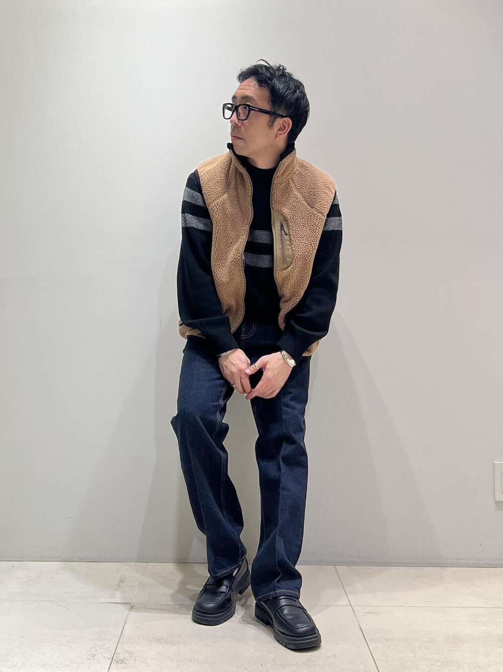 「ADAM ET ROPÉ、HOMME、UNISEX、骨格ストレート、イエベ、カジュアル、大人カジュアル、春コーデ、秋コーデ、春ファッション、秋ファッション、ベスト、デニムパンツ」｜「ADAM ET ROPE'の【コットンUSA】デニム センタークリース スラックス/サステナブル/セットアップ対応（デニムパンツ、ブルー系）」を使った、Yuuki Mizさん（メンズ・165cm）の冬コーディネートの1枚目の写真