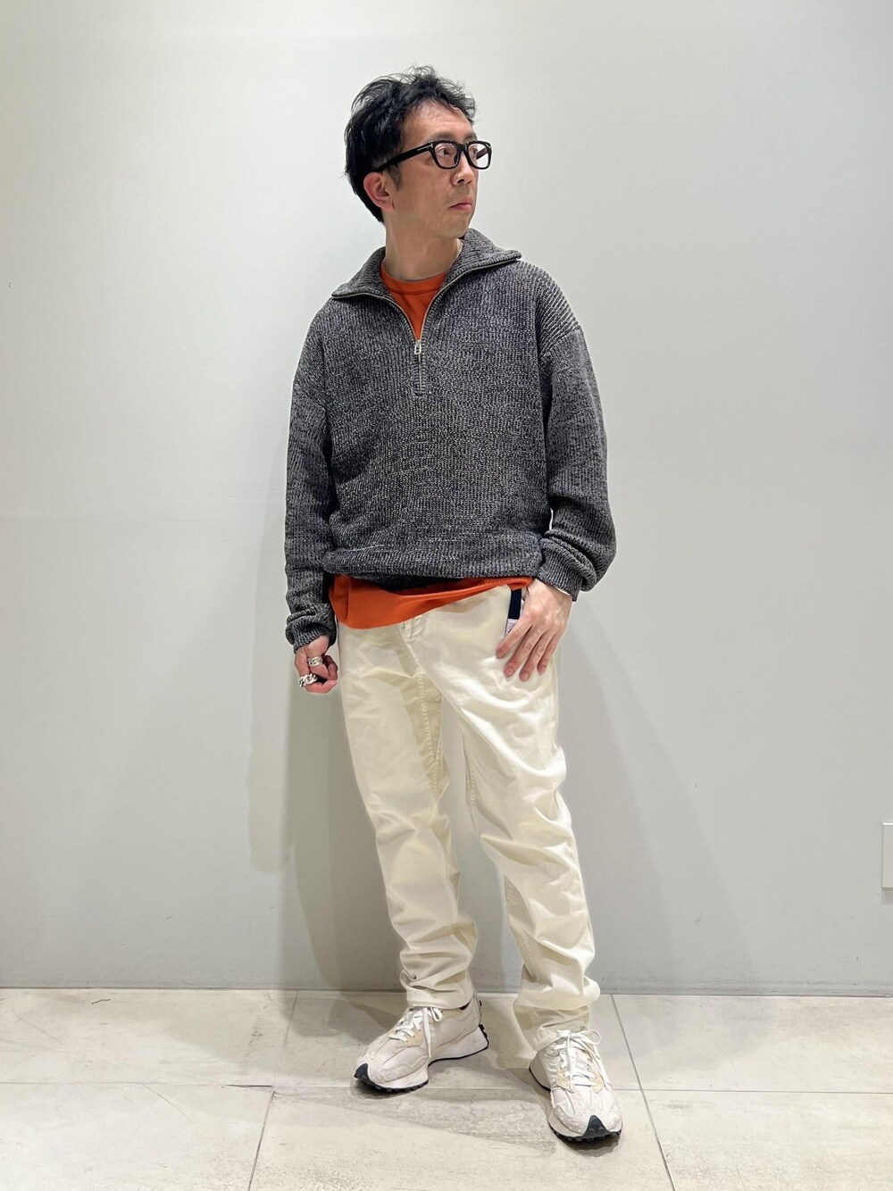 「ADAM ET ROPÉ、HOMME、UNISEX、骨格ストレート、イエベ、春コーデ、夏コーデ、春ファッション、夏ファッション、ビタミンカラー、Tシャツ、ニット」｜「ADAM ET ROPE'のハイゲージ シャンブレー リバーシブル Tシャツ（Tシャツ/カットソー、ベージュ系）」を使った、Yuuki Mizさん（メンズ・165cm）の春コーディネートの1枚目の写真