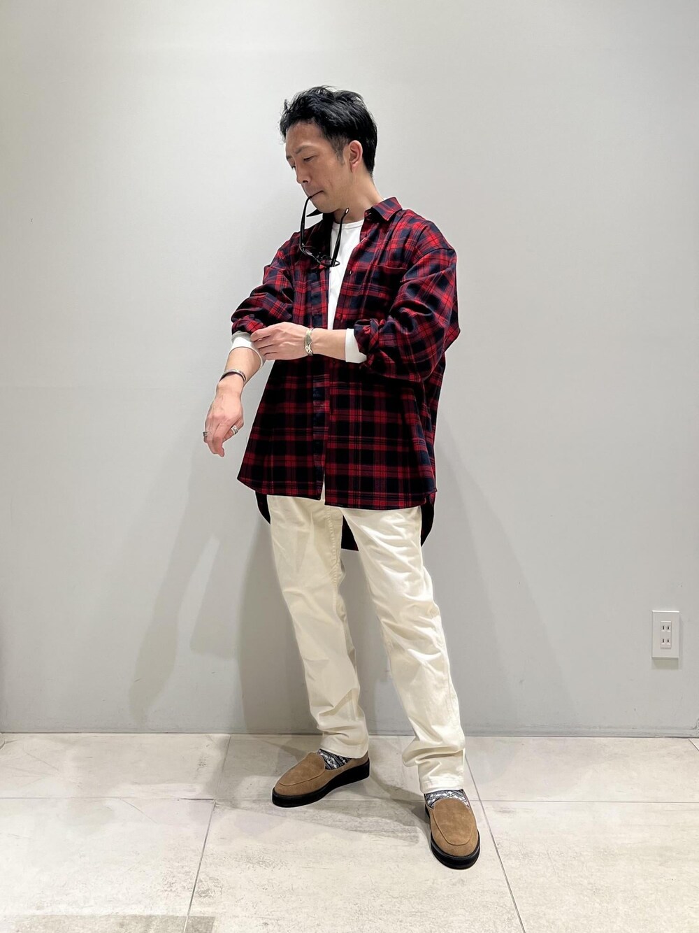「ADAM ET ROPÉ、HOMME、UNISEX、骨格ストレート、イエベ、オーバーサイズ、ビッグシルエット、シャツ、アウター、コート、チェック」｜「Gramicciの【別注】《WEB限定 GRAMICCI / グラミチ》NN PANTS / GARMENT DYE TIGHT FIT（その他パンツ、ホワイト系）」を使った、Yuuki Mizさん（メンズ・165cm）の春コーディネートの1枚目の写真