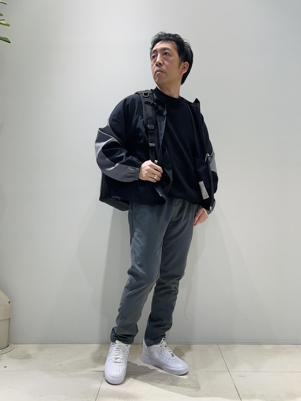 「ADAM ET ROPÉ、HOMME、UNISEX、骨格ストレート、イエベ、カジュアル、大人カジュアル、スポーティー、春コーデ、秋コーデ、春ファッション、秋ファッション、パーカー、ジャケット」｜「ADAM ET ROPE'の【NIKKE/ニッケ】撥水タフタ オーバーサイズ フーディ ブルゾン（ブルゾン、ブルー系）」を使った、Yuuki Mizさん（メンズ・165cm）の春コーディネートの1枚目の写真