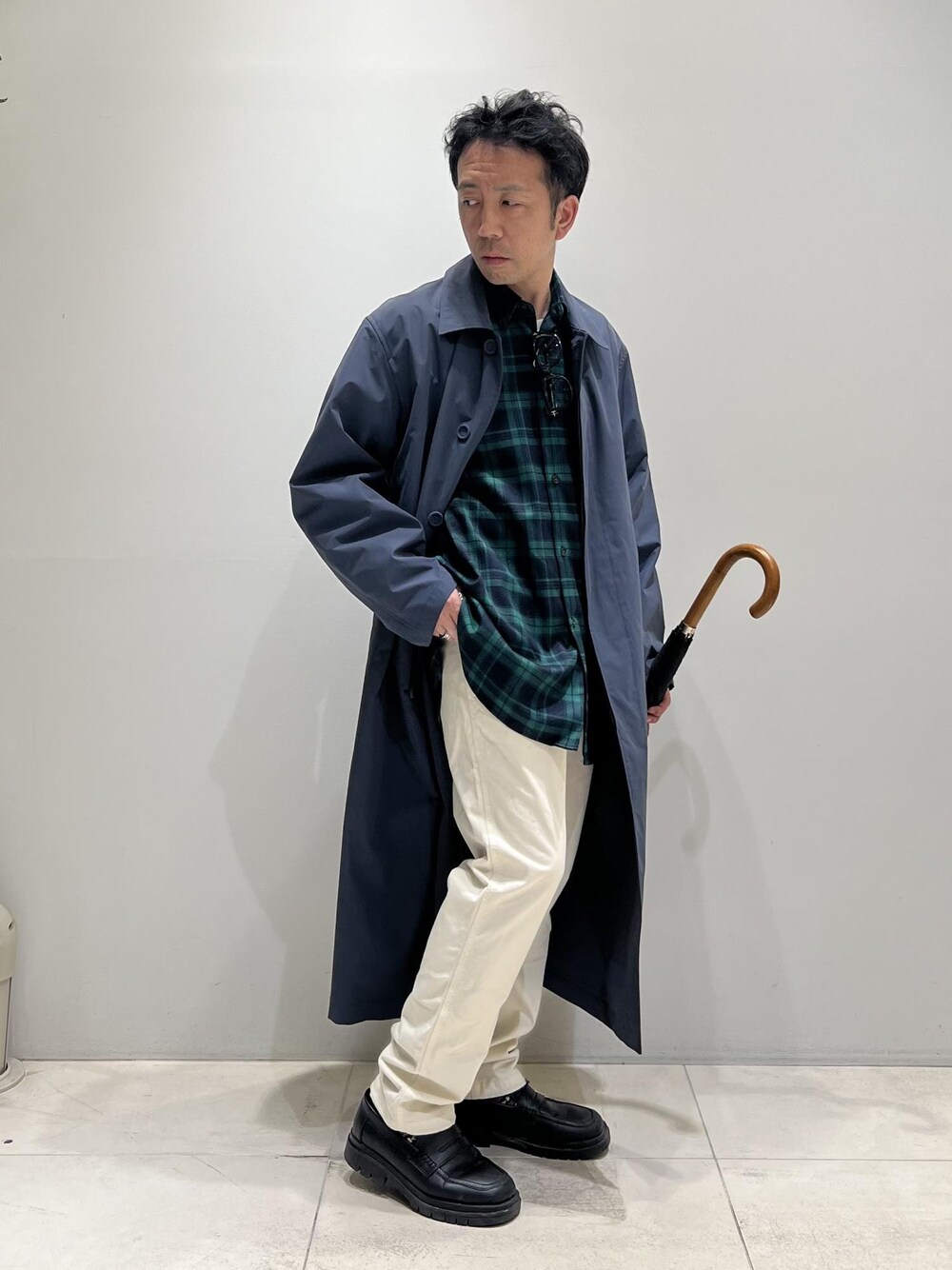 「ADAM ET ROPÉ、HOMME、UNISEX、骨格ストレート、イエベ、春コーデ、春ファッション、シャツ、アウター、コート」｜「Gramicciの【別注】《WEB限定 GRAMICCI / グラミチ》NN PANTS / GARMENT DYE TIGHT FIT（その他パンツ、ホワイト系）」を使った、Yuuki Mizさん（メンズ・165cm）の春コーディネートの1枚目の写真