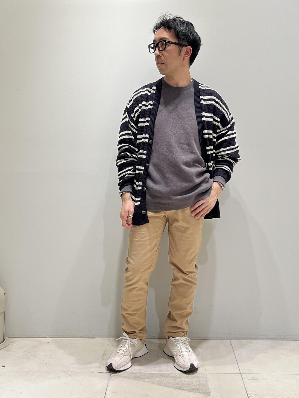 「ADAM ET ROPÉ、HOMME、骨格ストレート、イエベ、カジュアル、大人カジュアル、春コーデ、夏コーデ、春ファッション、夏ファッション、ニット」｜「GramicciのWEB限定【GRAMICCI】22AW別注 NN PANTS/GARMENT DYE TIGHT FIT（その他パンツ、ベージュ系）」を使った、Yuuki Mizさん（メンズ・165cm）の春コーディネートの1枚目の写真