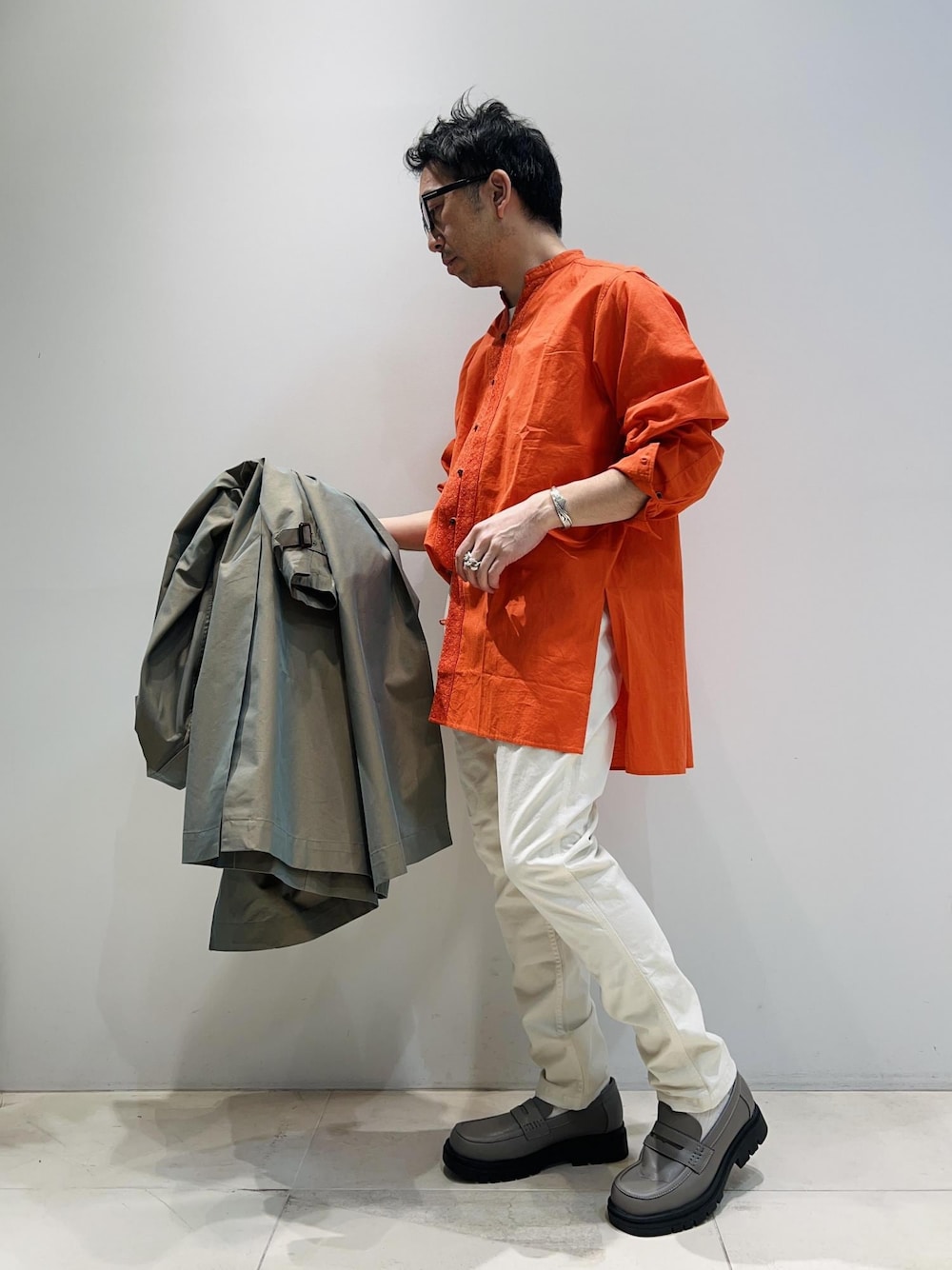 「インド綿、ADAM ET ROPÉ、HOMME、UNISEX、骨格ストレート、イエベ、春コーデ、春ファッション、ビビッドカラー、シャツ、コート」｜「NE QUITTEZ PAS!の【別注】《ne Quittez pas / ヌキテパ》OVER SIZE Caftan SHIRT（シャツ/ブラウス、オレンジ系）」を使った、Yuuki Mizさん（メンズ・165cm）の春コーディネートの1枚目の写真