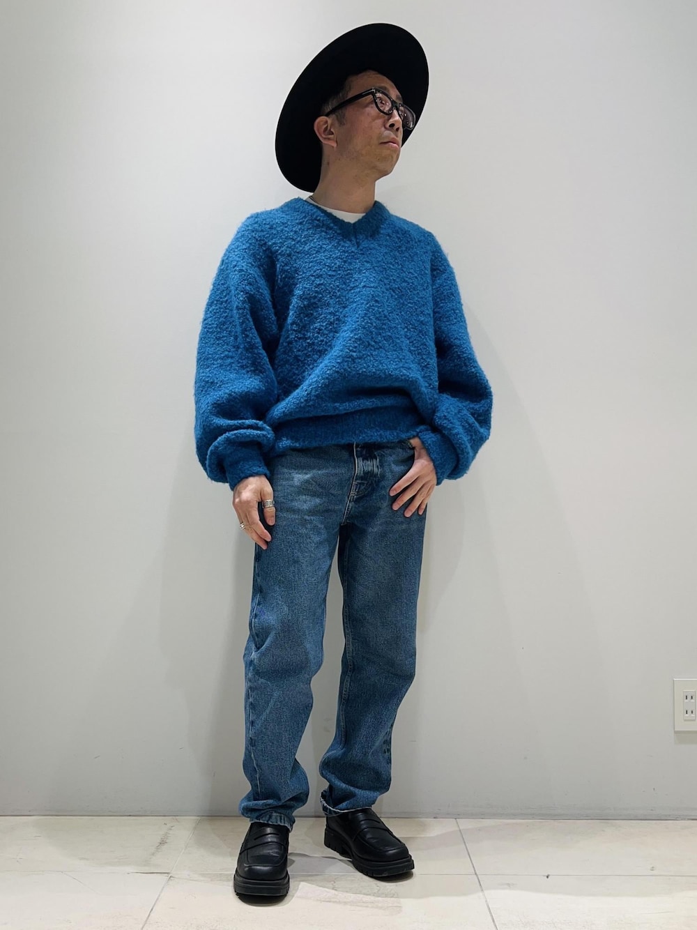 「ユニセックス、ADAM ET ROPÉ、HOMME、UNISEX、骨格ストレート、イエベ、ボリューム袖、ニット、デニムパンツ」｜「ADAM ET ROPE'の【CESSE】スクラップレザーボリュームソールローファー/リサイクルレザー/ユニセックス（ローファー、ブラック系）」を使った、Yuuki Mizさん（メンズ・165cm）の秋コーディネートの1枚目の写真