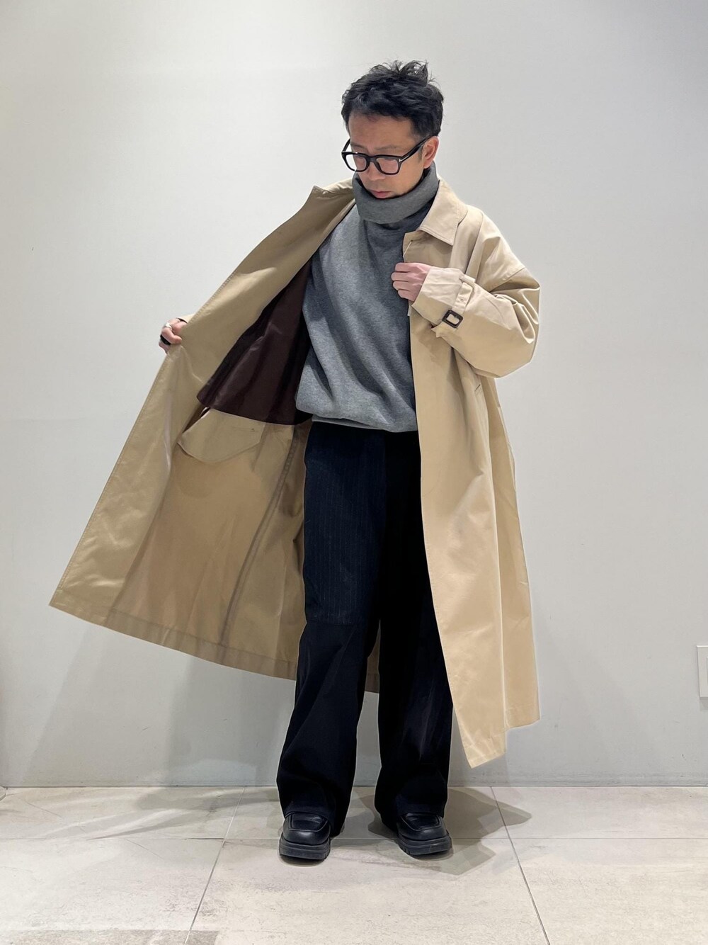 「お出かけ、ADAM ET ROPÉ、HOMME、UNISEX、骨格ストレート、イエベ、きれいめ、きれいめカジュアル、カジュアル、春コーデ、秋コーデ、冬コーデ、春ファッション、23SS春の新作、23AW秋の新作」｜「ADAM ET ROPE'の【CESSE】スクラップレザーボリュームソールローファー/リサイクルレザー/ユニセックス（ローファー、ブラック系）」を使った、Yuuki Mizさん（メンズ・165cm）の冬コーディネートの1枚目の写真