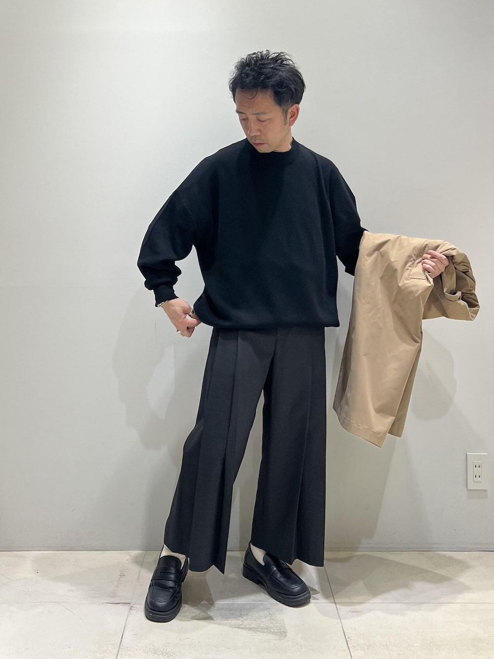 「24SS春の新作、ADAM ET ROPÉ、HOMME、UNISEX、骨格ストレート、イエベ、きれいめ、きれいめカジュアル、大人カジュアル、春、秋、冬、春コーデ、秋コーデ、冬コーデ」｜「ADAM ET ROPE'の撥水 高密度ウェザー ステンカラー オーバー コート / ロングシーズン着用可能 / ユニセックス（ステンカラーコート、イエロー系）」を使った、Yuuki Mizさん（メンズ・165cm）の春コーディネートの1枚目の写真