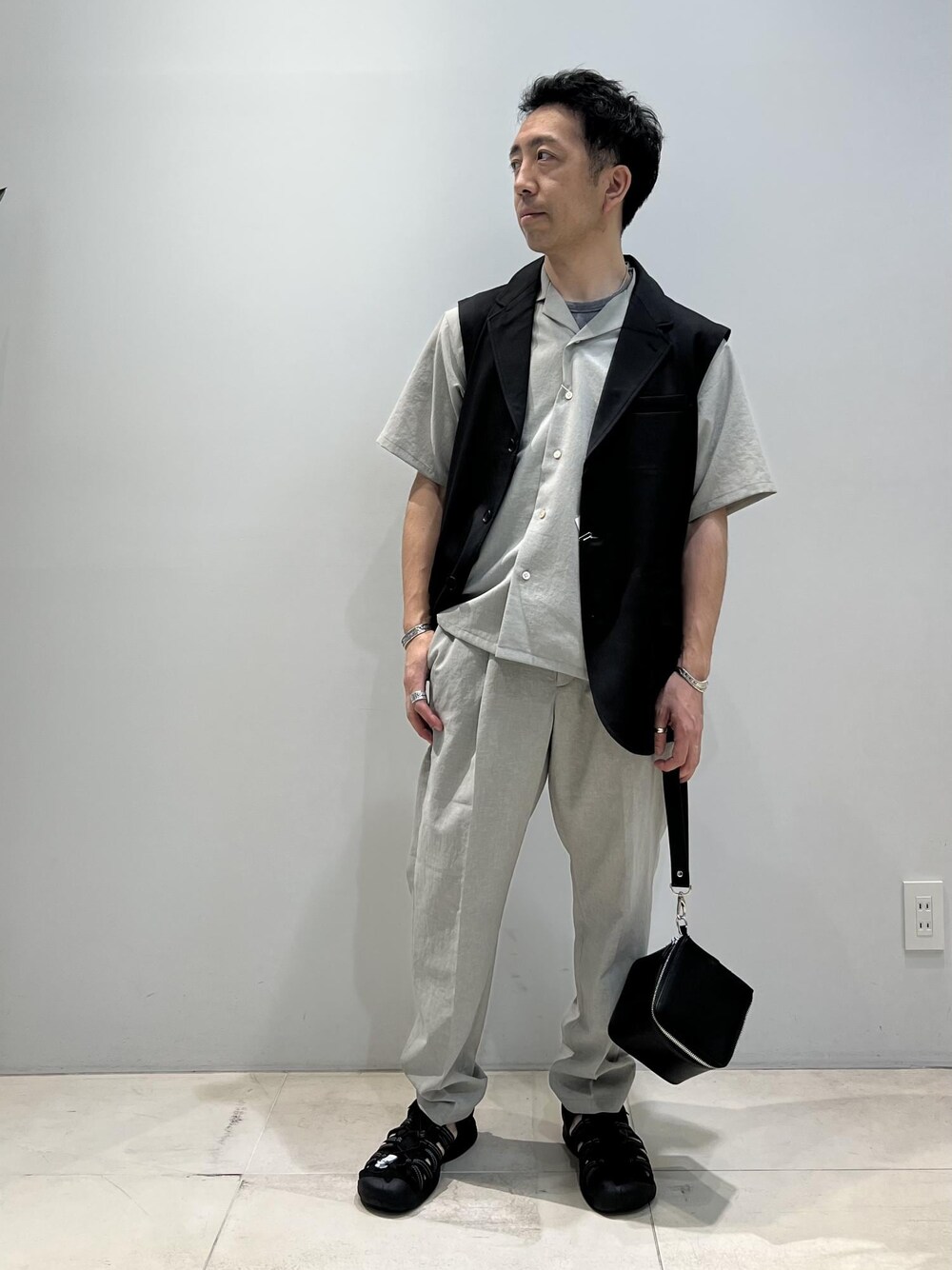 「ADAM ET ROPÉ、HOMME、UNISEX、骨格ストレート、イエベ、きれいめ、きれいめカジュアル、大人カジュアル、夏、夏コーデ、夏ファッション、23SS夏の新作、機能素材、洗える」｜「ADAM ET ROPE'の洗えるセットアップ【RIRANCHA】オープンカラーシャツ ＆ イージーパンツ / 防シワ性 / ユニセックス（セットアップ、グリーン系）」を使った、Yuuki Mizさん（メンズ・165cm）の夏コーディネートの1枚目の写真