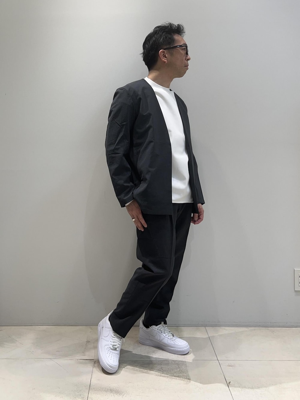 「ADAM ET ROPÉ、HOMME、UNISEX、骨格ストレート、イエベ、きれいめ、きれいめカジュアル、スーツ、セットアップ、セットアイテム、SETアイテム、春コーデ、春ファッション、23SS春の新作」｜「ADAM ET ROPE'のポンチ ドロップショルダー キックバック ロングスリーブTee / 高機能ストレッチ / ロングシーズン着用可能（Tシャツ/カットソー、ホワイト系）」を使った、Yuuki Mizさん（メンズ・165cm）の春コーディネートの1枚目の写真