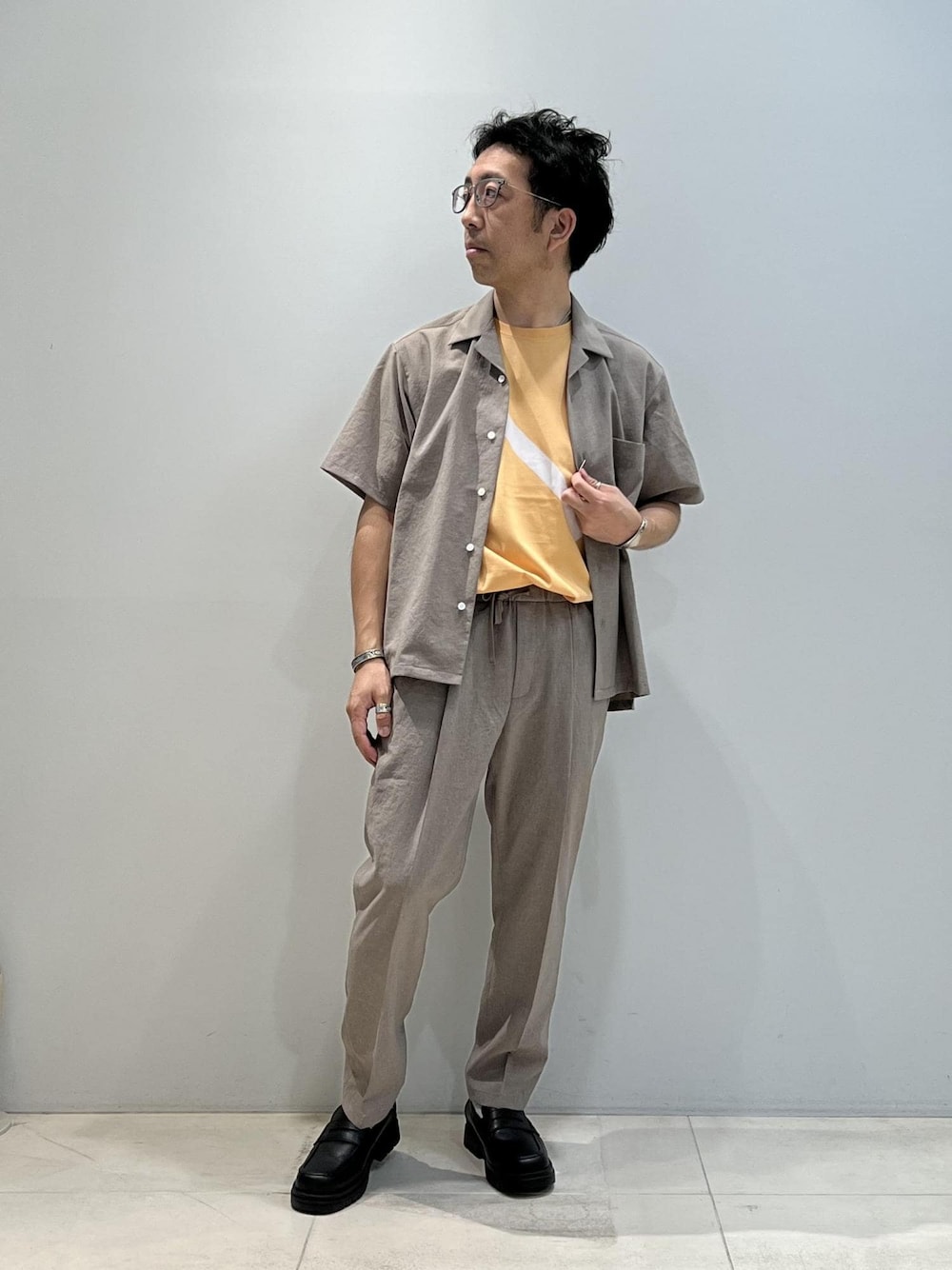 「ADAM ET ROPÉ、HOMME、UNISEX、骨格ストレート、イエベ、夏、夏コーデ、夏ファッション、ビタミンカラー、吸水速乾、機能素材、洗える、ウォッシャブル、Tシャツ」｜「Saturdays NYCのSlash Tee（Tシャツ/カットソー、ベージュ系）」を使った、Yuuki Mizさん（メンズ・165cm）の夏コーディネートの1枚目の写真