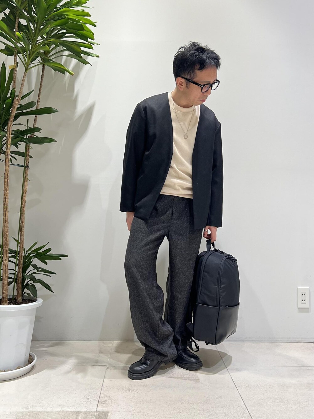 「ADAM ET ROPÉ、HOMME、UNISEX、骨格ストレート、イエベ、きれいめ、きれいめカジュアル、大人カジュアル、春コーデ、秋コーデ、春ファッション、秋ファッション、ジャケット、スラックスパンツ」｜「ADAM ET ROPE'の【CESSE】スクラップレザーボリュームソールローファー/リサイクルレザー/ユニセックス（ローファー、ブラック系）」を使った、Yuuki Mizさん（メンズ・165cm）の冬コーディネートの1枚目の写真