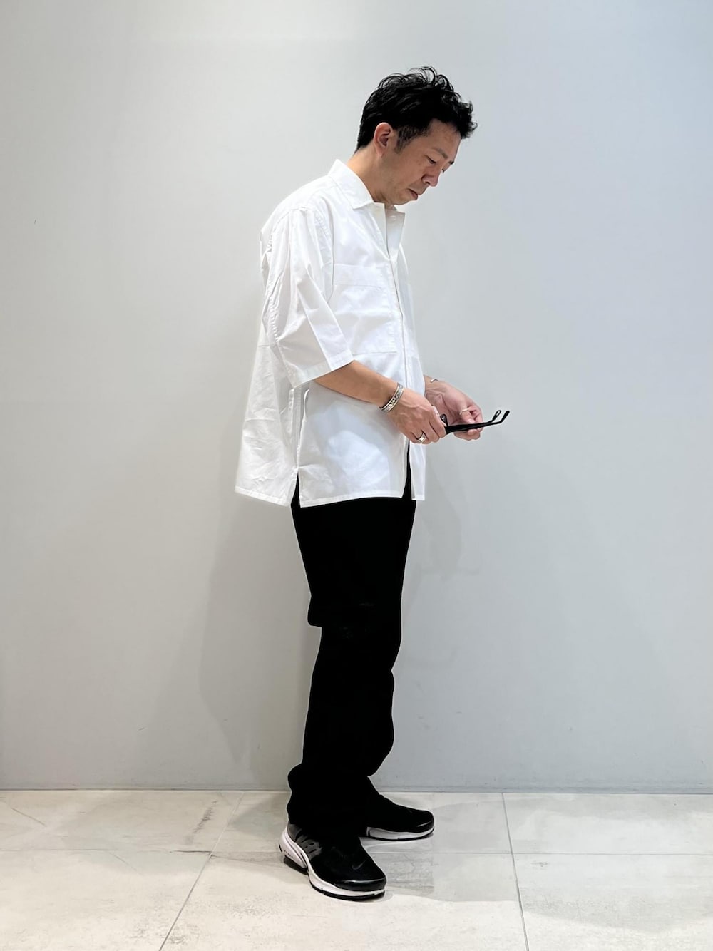 「ADAM ET ROPÉ、HOMME、UNISEX、骨格ストレート、イエベ、春、夏、春コーデ、夏コーデ、春ファッション、夏ファッション、機能素材、シャツ」｜「ADAM ET ROPE'の【コットンUSA】デニム センタークリース スラックス / サステナブル / セットアップ対応（デニムパンツ、ブラック系）」を使った、Yuuki Mizさん（メンズ・165cm）の夏コーディネートの1枚目の写真