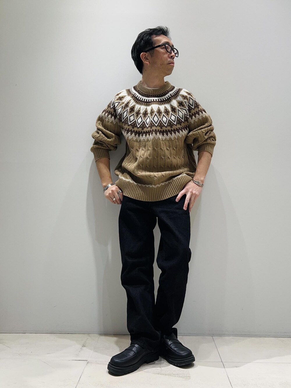 「SNaPMeAward23w、クリスマス、クリスマスデート、クリスマスコーデ、ADAM ET ROPÉ、HOMME、UNISEX、骨格ストレート、イエベ、きれいめカジュアル、カジュアル、大人カジュアル、秋コーデ、冬コーデ、秋ファッション」｜「ADAM ET ROPE'の【コットンUSA】デニム センタークリース スラックス / サステナブル / セットアップ対応（デニムパンツ、ブラック系）」を使った、Yuuki Mizさん（メンズ・165cm）の冬コーディネートの1枚目の写真