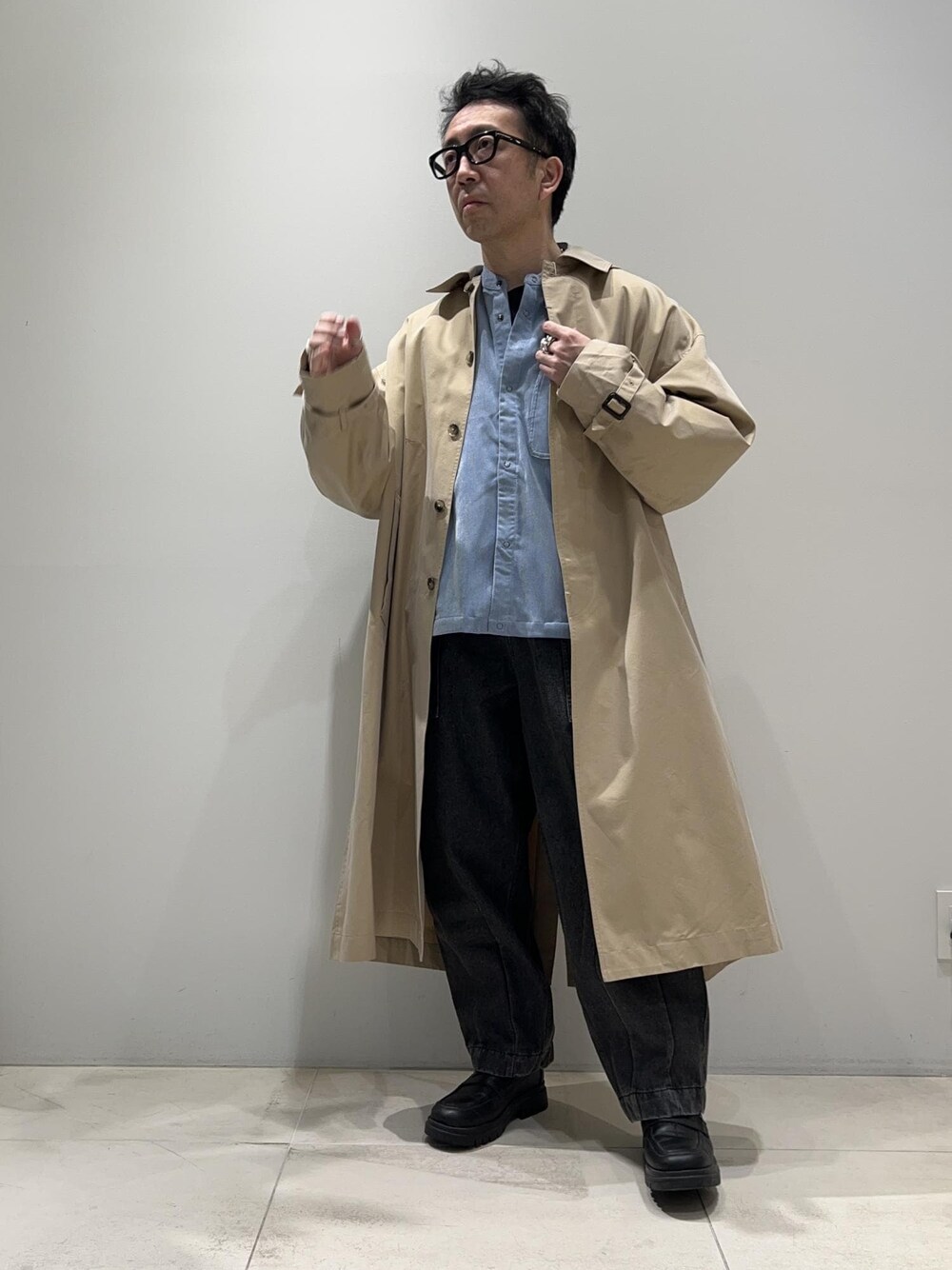 「ADAM ET ROPÉ、HOMME、UNISEX、骨格ストレート、骨格ナチュラル、春コーデ、秋コーデ、春ファッション、秋ファッション、シャツ、デニムパンツ」｜「ADAM ET ROPE'の【CESSE】スクラップレザーボリュームソールローファー/リサイクルレザー/ユニセックス（ローファー、ブラック系）」を使った、Yuuki Mizさん（メンズ・165cm）の冬コーディネートの1枚目の写真