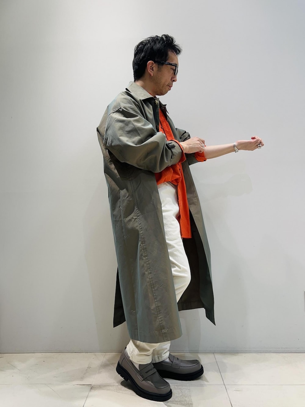 「ADAM ET ROPÉ、HOMME、UNISEX、骨格ストレート、イエベ、カジュアル、大人カジュアル、春コーデ、春ファッション、ビビッドカラー、ビッグシルエット、シャツ、コート」｜「ADAM ET ROPE'の【CESSE】スクラップレザーボリュームソールローファー/リサイクルレザー/ユニセックス（ローファー、グレー系）」を使った、Yuuki Mizさん（メンズ・165cm）の春コーディネートの1枚目の写真