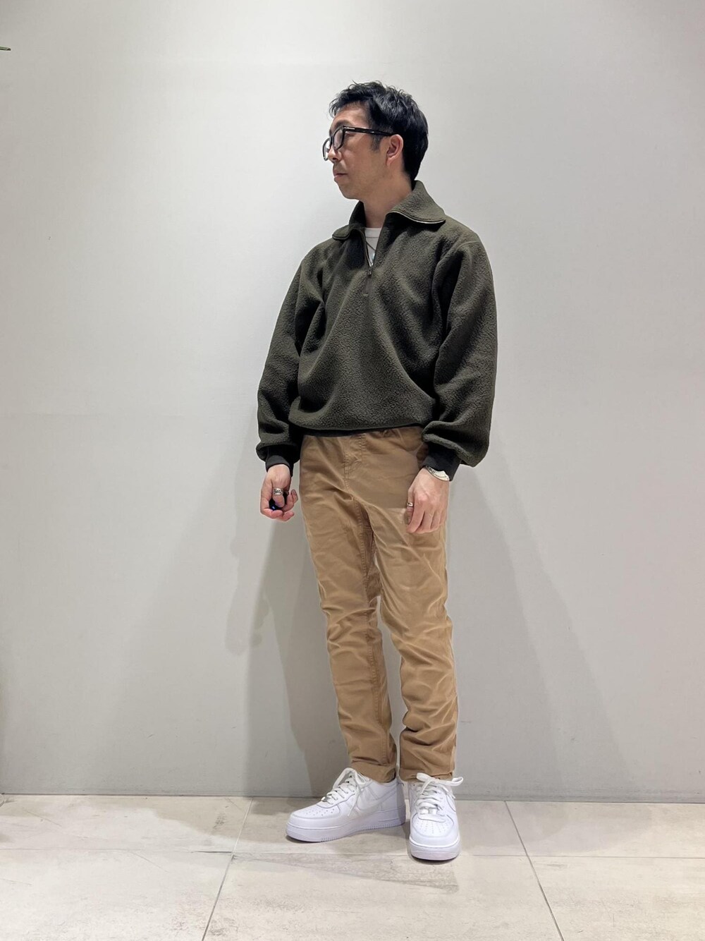 「ADAM ET ROPÉ、HOMME、UNISEX、骨格ストレート、イエベ、春コーデ、秋コーデ、春ファッション、秋ファッション、パーカー、ジャケット、メガネ」｜「GramicciのWEB限定【GRAMICCI】22AW別注 NN PANTS/GARMENT DYE TIGHT FIT（その他パンツ、ベージュ系）」を使った、Yuuki Mizさん（メンズ・165cm）の冬コーディネートの1枚目の写真