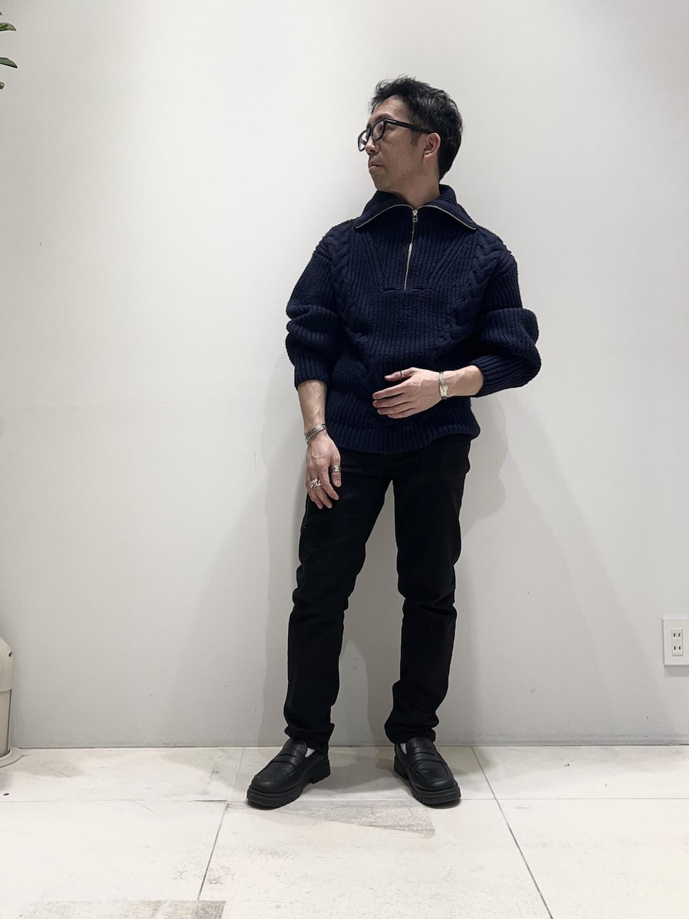 「ADAM ET ROPÉ、HOMME、UNISEX、骨格ストレート、イエベ、秋コーデ、冬コーデ、秋ファッション、冬ファッション、ニット」｜「ADAM ET ROPE'の【CESSE】スクラップレザーボリュームソールローファー/リサイクルレザー/ユニセックス（ローファー、ブラック系）」を使った、Yuuki Mizさん（メンズ・165cm）の冬コーディネートの1枚目の写真