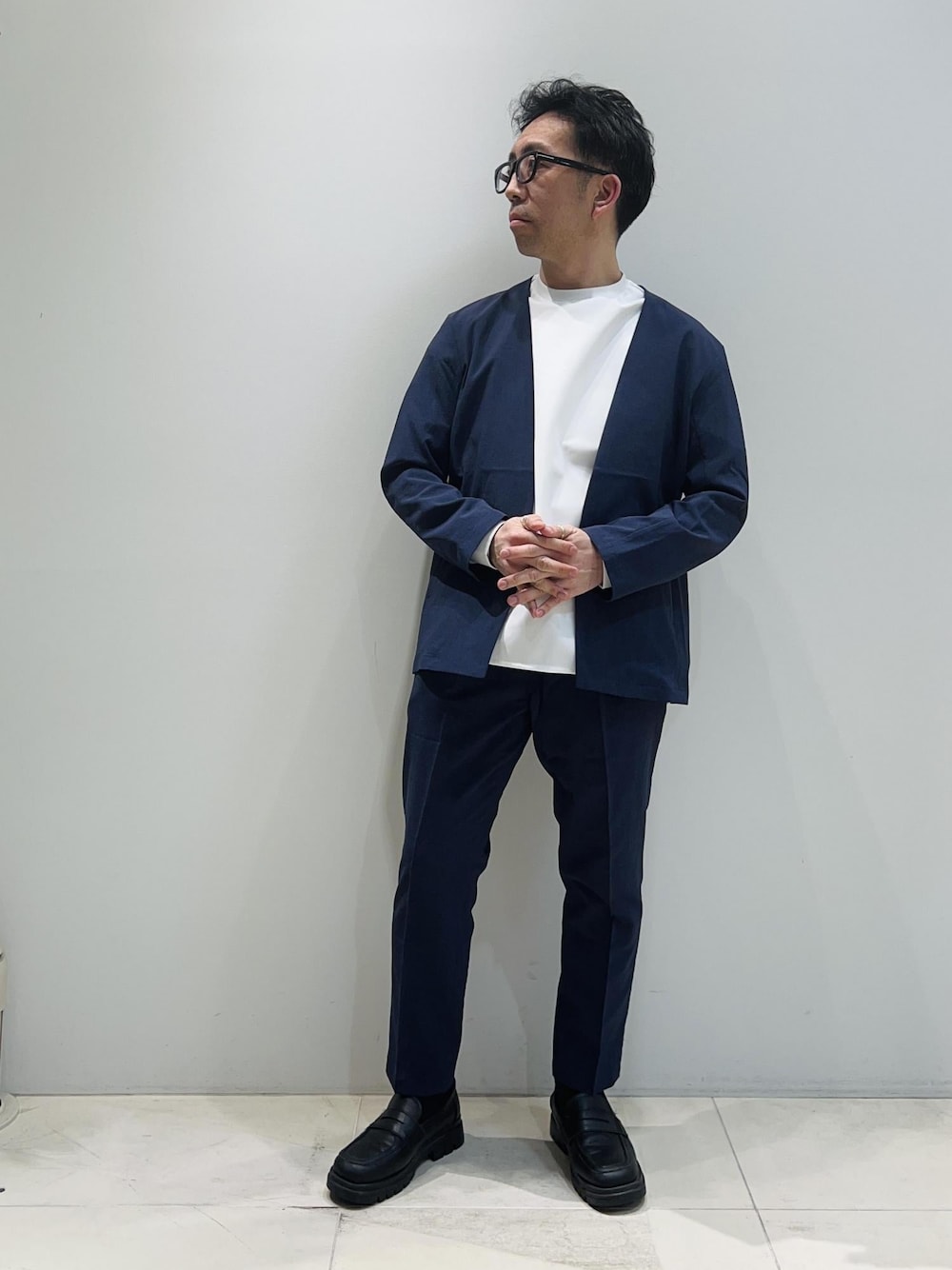 「ADAM ET ROPÉ、HOMME、UNISEX、骨格ストレート、イエベ、きれいめ、きれいめカジュアル、セットアップ、セットアイテム、SETアイテム、春コーデ、春ファッション、23SS春の新作、接触冷感、吸水速乾」｜「ADAM ET ROPE'のポンチ ドロップショルダー キックバック ロングスリーブTee / 高機能ストレッチ / ロングシーズン着用可能（Tシャツ/カットソー、ホワイト系）」を使った、Yuuki Mizさん（メンズ・165cm）の春コーディネートの1枚目の写真