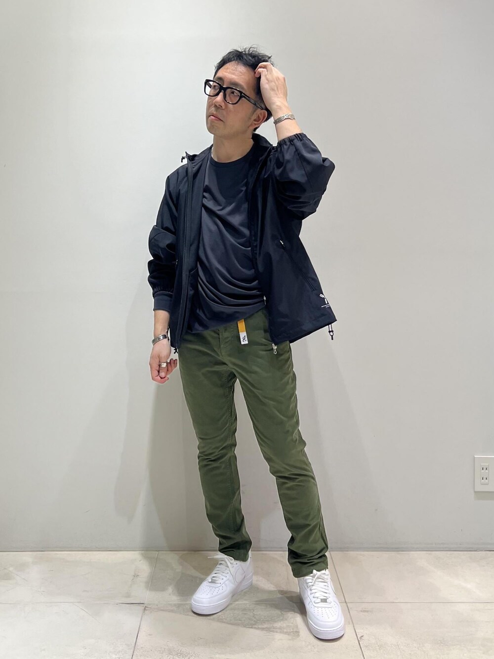 「ADAM ET ROPÉ、HOMME、UNISEX、骨格ストレート、イエベ、スポーティー、春コーデ、秋コーデ、春ファッション、秋ファッション、アウター、ブルゾン」｜「ADAM ET ROPE'の【NIKKE/ニッケ】撥水タフタ オーバーサイズ フーディ ブルゾン（ブルゾン、ブルー系）」を使った、Yuuki Mizさん（メンズ・165cm）の春コーディネートの1枚目の写真