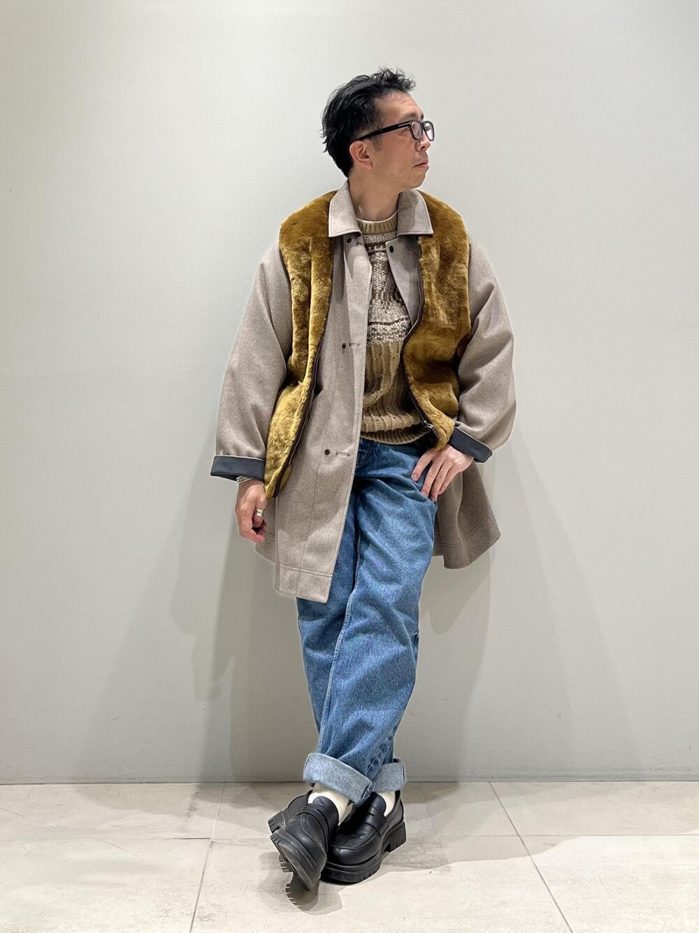 「ADAM ET ROPÉ、HOMME、UNISEX、骨格ストレート、イエベ、カジュアル、大人カジュアル、秋コーデ、冬コーデ、秋ファッション、冬ファッション、23AW秋の新作、23AW冬の新作、ジレ、ベスト」｜「ADAM ET ROPE'の【CESSE】スクラップレザーボリュームソールローファー/リサイクルレザー/ユニセックス（ローファー、ブラック系）」を使った、Yuuki Mizさん（メンズ・165cm）の冬コーディネートの1枚目の写真