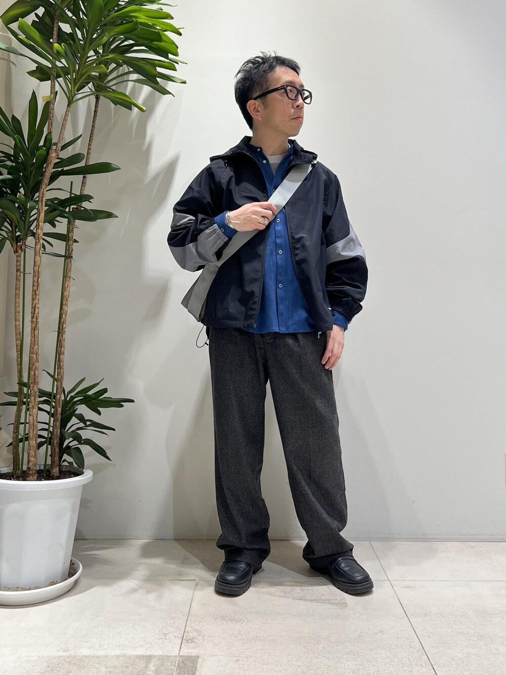 「ADAM ET ROPÉ、HOMME、UNISEX、骨格ストレート、イエベ、きれいめカジュアル、大人カジュアル、スポーティー、春コーデ、秋コーデ、春ファッション、秋ファッション、シャツ、パーカー、アウター」｜「ADAM ET ROPE'の【CESSE】スクラップレザーボリュームソールローファー/リサイクルレザー/ユニセックス（ローファー、ブラック系）」を使った、Yuuki Mizさん（メンズ・165cm）の冬コーディネートの1枚目の写真