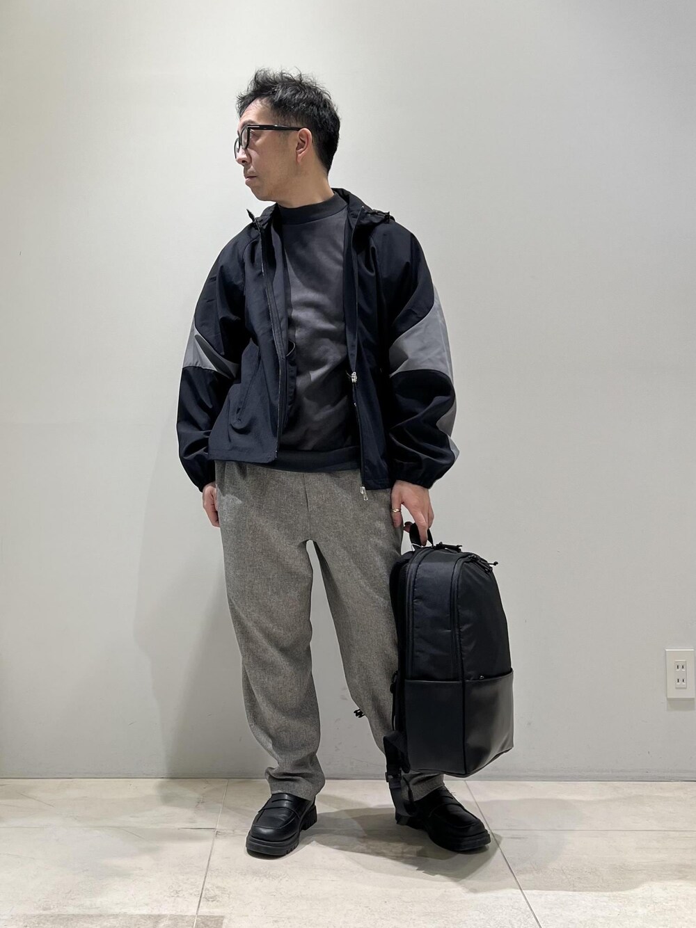 「ADAM ET ROPÉ、HOMME、UNISEX、骨格ストレート、イエベ、きれいめ、きれいめカジュアル、大人カジュアル、スポーティー、春コーデ、冬コーデ、春ファッション、冬ファッション、ワントーン、機能素材」｜「ADAM ET ROPE'の【CESSE】スクラップレザーボリュームソールローファー/リサイクルレザー/ユニセックス（ローファー、ブラック系）」を使った、Yuuki Mizさん（メンズ・165cm）の冬コーディネートの1枚目の写真
