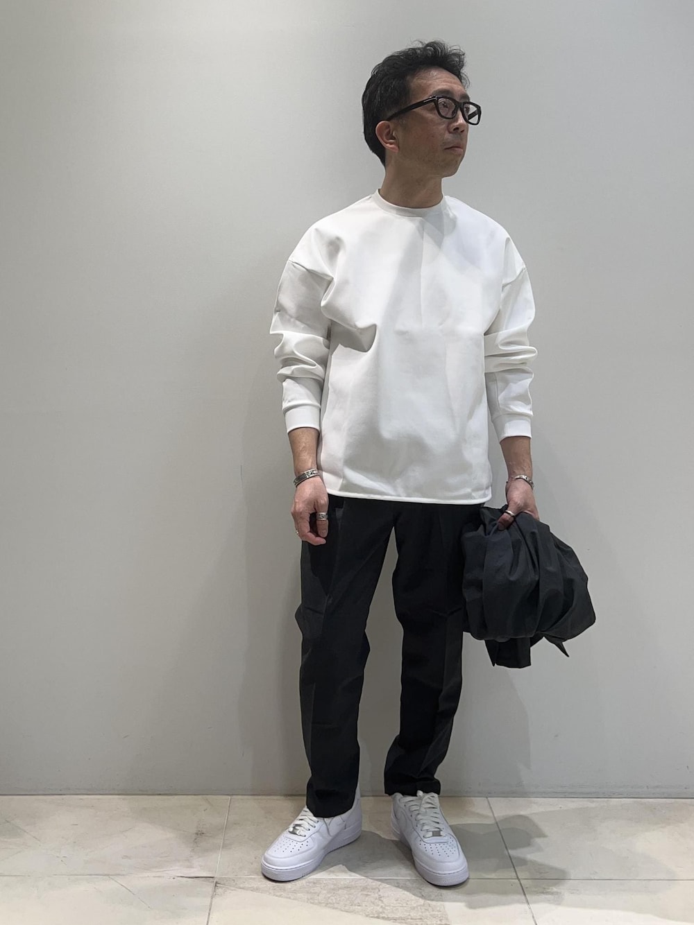 「ADAM ET ROPÉ、HOMME、UNISEX、骨格ストレート、イエベ、きれいめ、きれいめカジュアル、大人カジュアル、セットアップ、セットアイテム、SETアイテム、春コーデ、春ファッション、23SS春の新作、接触冷感」｜「ADAM ET ROPE'のポンチ ドロップショルダー キックバック ロングスリーブTee / 高機能ストレッチ / ロングシーズン着用可能（Tシャツ/カットソー、ホワイト系）」を使った、Yuuki Mizさん（メンズ・165cm）の春コーディネートの1枚目の写真