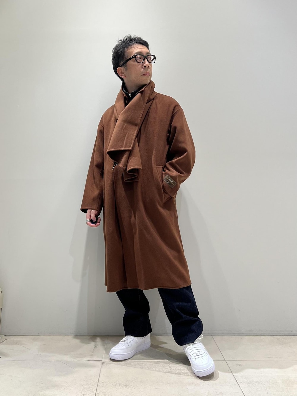 「ADAM ET ROPÉ、HOMME、UNISEX、骨格ストレート、イエベ、きれいめカジュアル、カジュアル、秋コーデ、冬コーデ、秋ファッション、冬ファッション、アウター、コート、デニムパンツ、メガネ」｜「Levi'sの【Levi's(R) for BIOTOP】568 STAY LOOSE / UNISEX（デニムパンツ、ブルー系）」を使った、Yuuki Mizさん（メンズ・165cm）の冬コーディネートの1枚目の写真