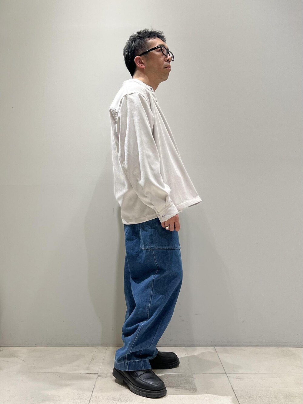 「ADAM ET ROPÉ、HOMME、UNISEX、骨格ストレート、イエベ、カジュアル、大人カジュアル、春コーデ、秋コーデ、冬コーデ、春ファッション、秋ファッション、冬ファッション、ビッグシルエット、デニムパンツ」｜「ADAM ET ROPE'の【CESSE】スクラップレザーボリュームソールローファー/リサイクルレザー/ユニセックス（ローファー、ブラック系）」を使った、Yuuki Mizさん（メンズ・165cm）の冬コーディネートの1枚目の写真
