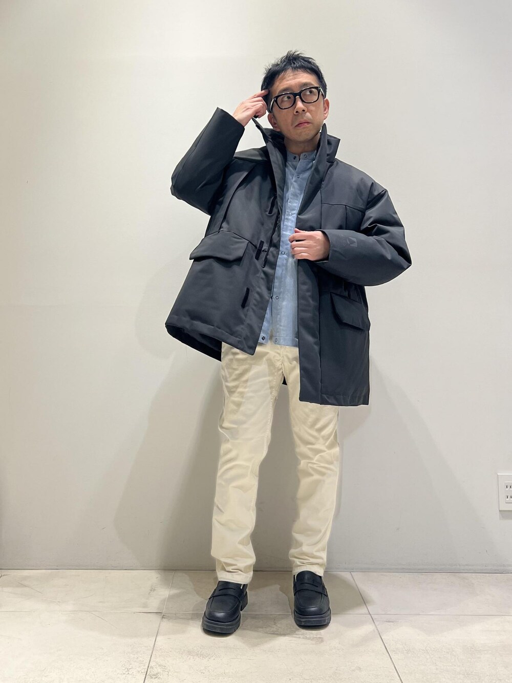 「ADAM ET ROPÉ、HOMME、UNISEX、骨格ストレート、イエベ、カジュアル、大人カジュアル、春コーデ、冬コーデ、春ファッション、冬ファッション、オーバーサイズ、コート、メガネ」｜「ADAM ET ROPE'の【CESSE】スクラップレザーボリュームソールローファー/リサイクルレザー/ユニセックス（ローファー、ブラック系）」を使った、Yuuki Mizさん（メンズ・165cm）の冬コーディネートの1枚目の写真