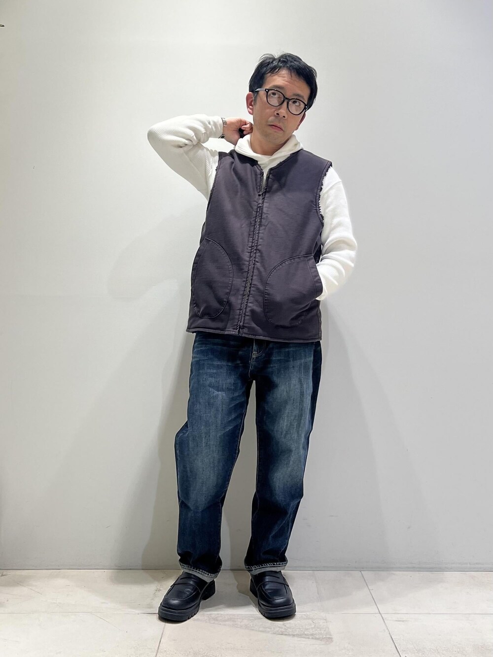 「ADAM ET ROPÉ、HOMME、UNISEX、骨格ストレート、イエベ、カジュアル、大人カジュアル、ミリタリー、春コーデ、秋コーデ、春ファッション、秋ファッション、パーカー、ベスト、デニムパンツ」｜「ADAM ET ROPE'の【CESSE】スクラップレザーボリュームソールローファー/リサイクルレザー/ユニセックス（ローファー、ブラック系）」を使った、Yuuki Mizさん（メンズ・165cm）の冬コーディネートの1枚目の写真