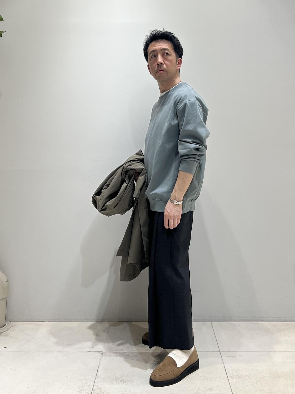 「コート、ADAM ET ROPÉ、HOMME、UNISEX、骨格ストレート、イエベ、きれいめ、きれいめカジュアル、春コーデ、秋コーデ、春ファッション、秋ファッション、アウター」｜「ADAM ET ROPE'の撥水 高密度ウェザー ステンカラー オーバー コート / ロングシーズン着用可能 / ユニセックス（ステンカラーコート、グリーン系）」を使った、Yuuki Mizさん（メンズ・165cm）の春コーディネートの1枚目の写真