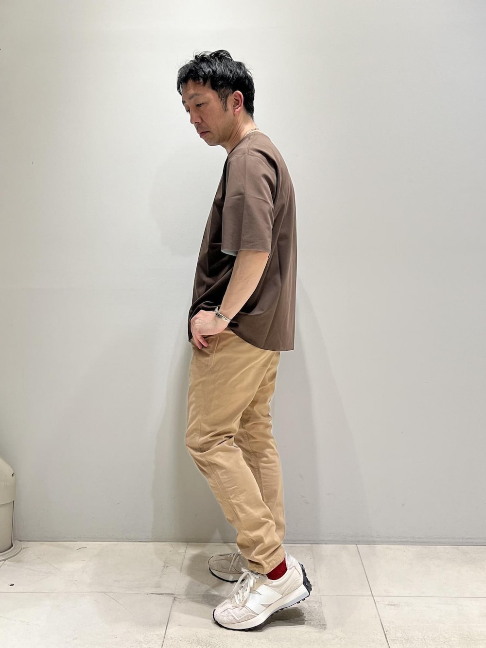 「リバーシブル、ADAM ET ROPÉ、HOMME、UNISEX、骨格ストレート、イエベ、きれいめカジュアル、カジュアル、春コーデ、夏コーデ、春ファッション、夏ファッション、洗える、ウォッシャブル、Tシャツ」｜「GramicciのWEB限定【GRAMICCI】22AW別注 NN PANTS/GARMENT DYE TIGHT FIT（その他パンツ、ベージュ系）」を使った、Yuuki Mizさん（メンズ・165cm）の春コーディネートの1枚目の写真