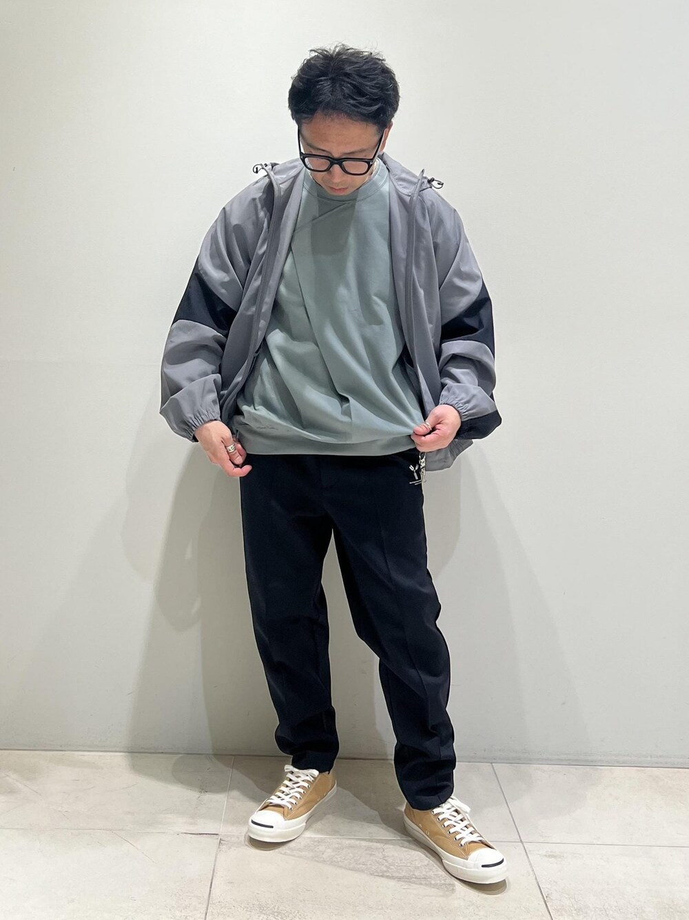 「ADAM ET ROPÉ、HOMME、UNISEX、骨格ストレート、イエベ、カジュアル、大人カジュアル、スポーティー、春コーデ、秋コーデ、春ファッション、秋ファッション」｜「ADAM ET ROPE'の【NIKKE/ニッケ】撥水タフタ オーバーサイズ フーディ ブルゾン（ブルゾン、グレー系）」を使った、Yuuki Mizさん（メンズ・165cm）の春コーディネートの1枚目の写真