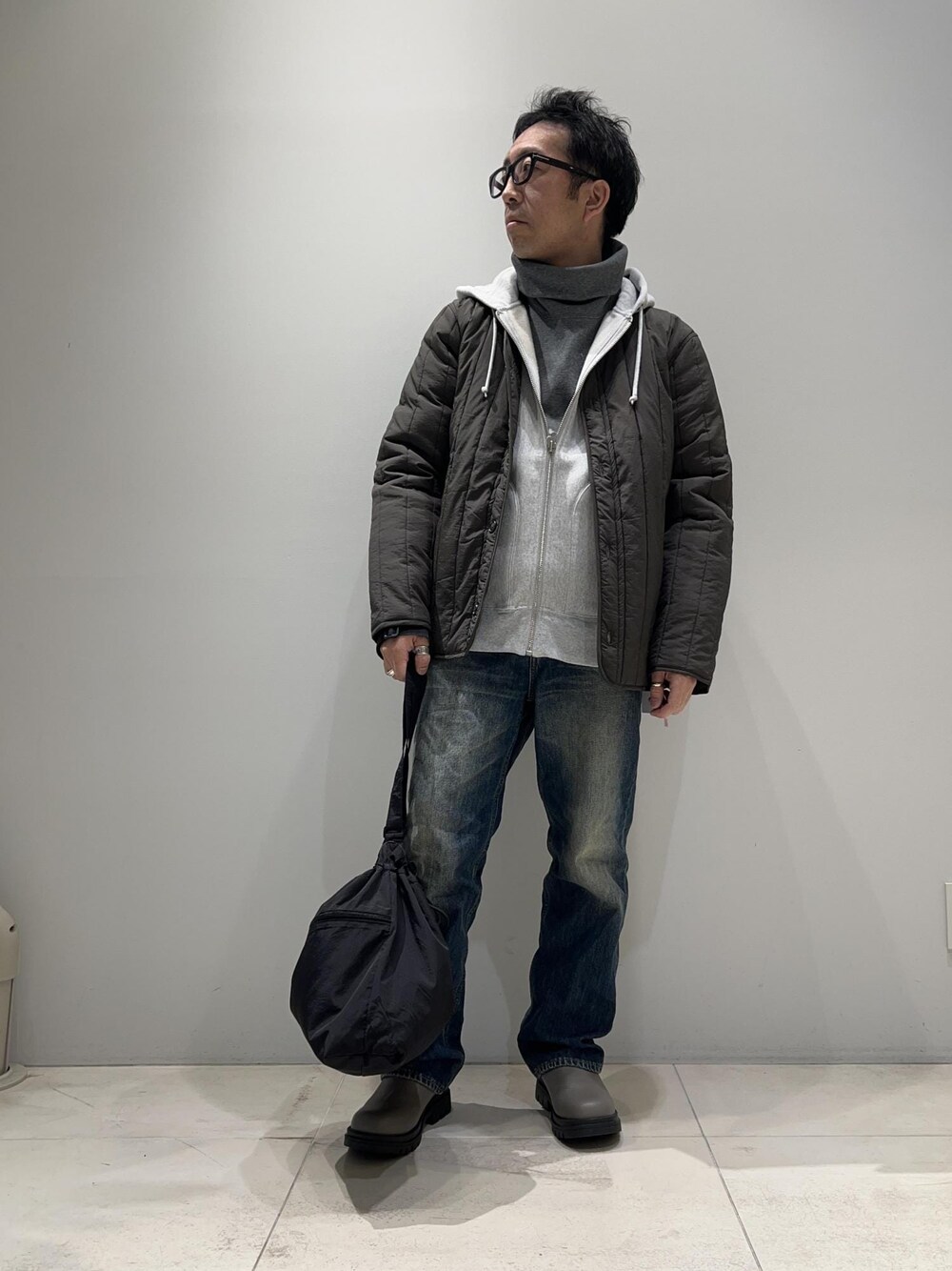 「オフタートル、ADAM ET ROPÉ、HOMME、UNISEX、骨格ストレート、イエベ、秋コーデ、冬コーデ、秋ファッション、冬ファッション、23AW秋の新作、23AW冬の新作、パーカー、アウター、ジャケット」｜「Saturdays NYCのNaughton Quilted Jacket（ノーカラージャケット、グリーン系）」を使った、Yuuki Mizさん（メンズ・165cm）の秋コーディネートの1枚目の写真