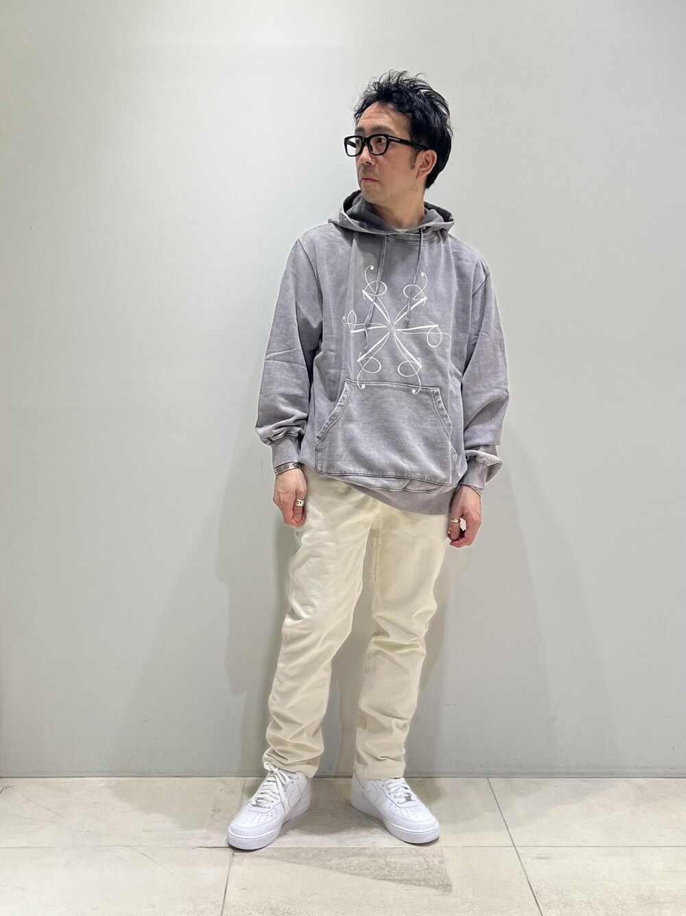 「ADAM ET ROPÉ、HOMME、UNISEX、骨格ストレート、イエベ、アウトドア、春、夏、春コーデ、夏コーデ、春ファッション、夏ファッション、ペールカラー、パーカー」｜「Gramicciの【別注】《WEB限定 GRAMICCI / グラミチ》NN PANTS / GARMENT DYE TIGHT FIT（その他パンツ、ホワイト系）」を使った、Yuuki Mizさん（メンズ・165cm）の春コーディネートの1枚目の写真