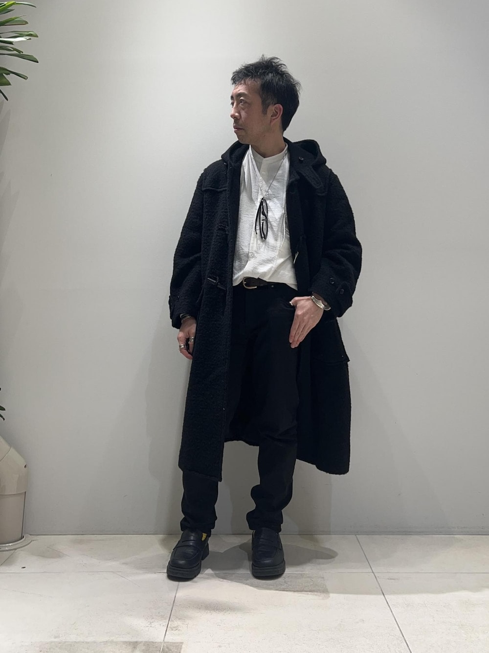 「ダッフルコート、ADAM ET ROPÉ、HOMME、UNISEX、骨格ストレート、イエベ、きれいめ、きれいめカジュアル、モノトーン、シャツ、コート」｜「ADAM ET ROPE'の【CESSE】スクラップレザーボリュームソールローファー/リサイクルレザー/ユニセックス（ローファー、ブラック系）」を使った、Yuuki Mizさん（メンズ・165cm）の冬コーディネートの1枚目の写真