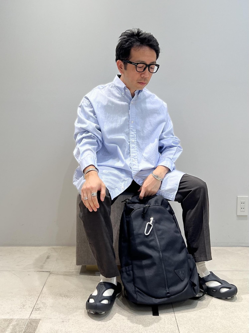 「ADAM ET ROPÉ、HOMME、UNISEX、骨格ストレート、イエベ、大人カジュアル、春、夏、春コーデ、夏コーデ、春ファッション、夏ファッション、オーバーサイズ、ビッグシルエット、シャツ」｜「ADAM ET ROPE'のモンスター オーバーサイズド ボタンダウン シャツ/オールシーズン着用可能（シャツ/ブラウス、ブルー系）」を使った、Yuuki Mizさん（メンズ・165cm）の夏コーディネートの1枚目の写真