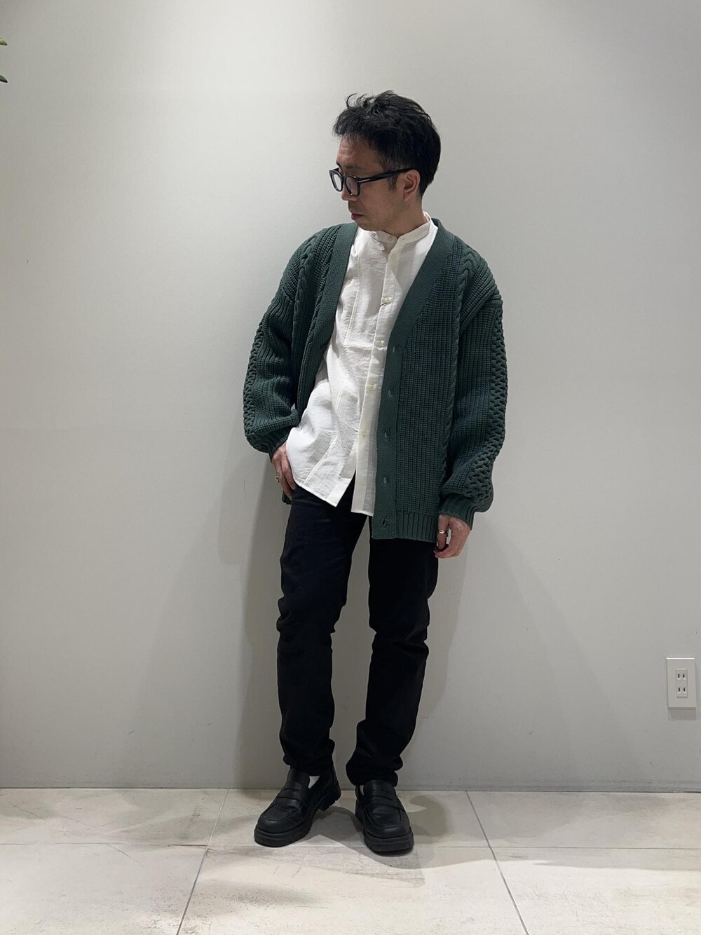 「ADAM ET ROPÉ、HOMME、UNISEX、骨格ストレート、イエベ、カジュアル、大人カジュアル、春コーデ、秋コーデ、春ファッション、秋ファッション、オーバーサイズ、ビッグシルエット、ニット、カーディガン」｜「ADAM ET ROPE'のボリューム ケーブル オーバーサイズ カーディガン / 超軽量 / ユニセックス（カーディガン/ボレロ、グリーン系）」を使った、Yuuki Mizさん（メンズ・165cm）の春コーディネートの1枚目の写真