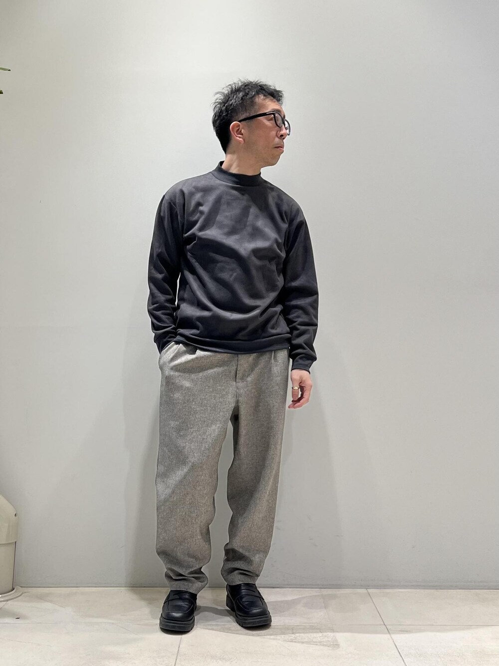 「ADAM ET ROPÉ、HOMME、UNISEX、骨格ストレート、イエベ、カジュアル、大人カジュアル、スポーティー、春コーデ、秋コーデ、春ファッション、秋ファッション、アウター、ジャケット、ブルゾン」｜「ADAM ET ROPE'の【CESSE】スクラップレザーボリュームソールローファー/リサイクルレザー/ユニセックス（ローファー、ブラック系）」を使った、Yuuki Mizさん（メンズ・165cm）の冬コーディネートの1枚目の写真