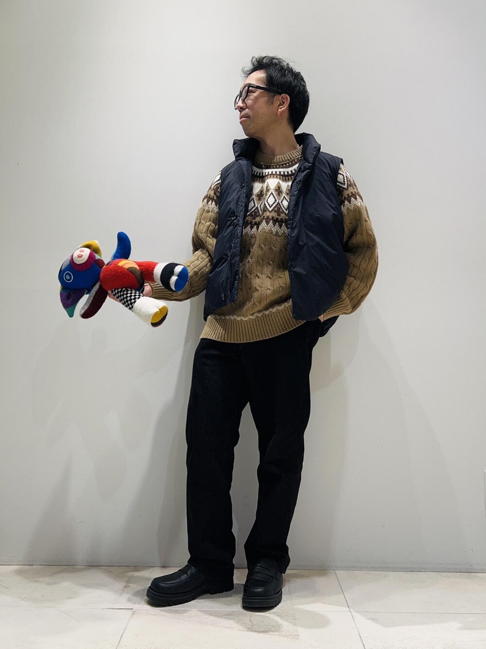 「クリスマス、クリスマスコーデ、クリスマスデート、SNaPMeAward23w、ジャケット、ブルゾン、ニット、ADAM ET ROPÉ、HOMME、UNISEX、骨格ストレート、イエベ、アウトドア、秋ファッション、冬ファッション」｜「ADAM ET ROPE'の【コットンUSA】デニム センタークリース スラックス / サステナブル / セットアップ対応（デニムパンツ、ブラック系）」を使った、Yuuki Mizさん（メンズ・165cm）の冬コーディネートの1枚目の写真